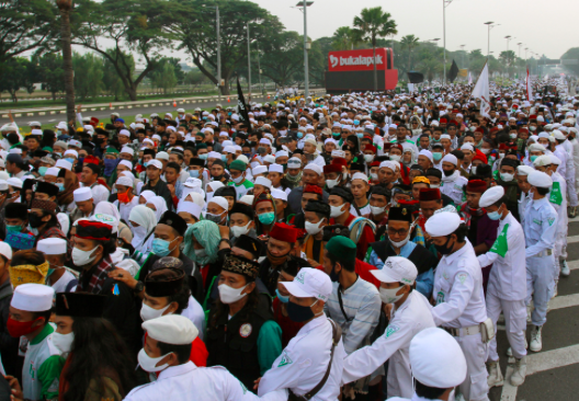 Massa dari berbagai daerah memadati akses tol menuju bandara Soekarno Hatta di Tangerang, Banten, Selasa (10/11/2020).