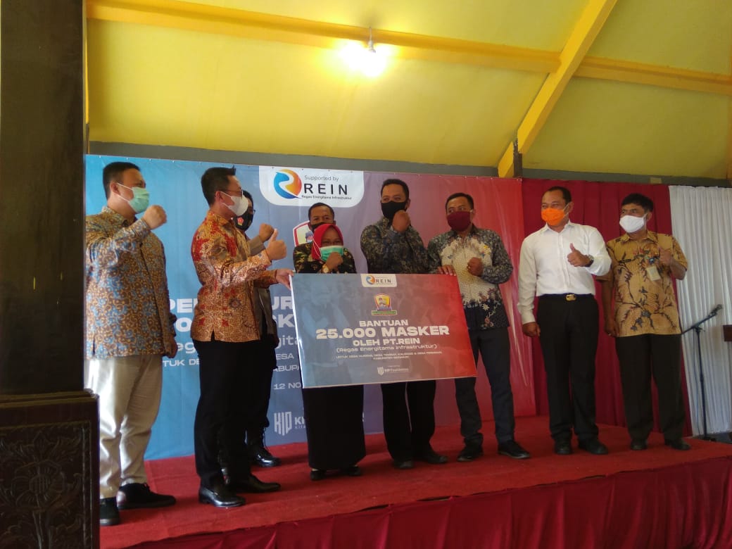 PT REIN menyerahkan sumbangan 25 ribu masker untuk warga di Kecamatan Jabon, Sidoarjo, Jawa Timur