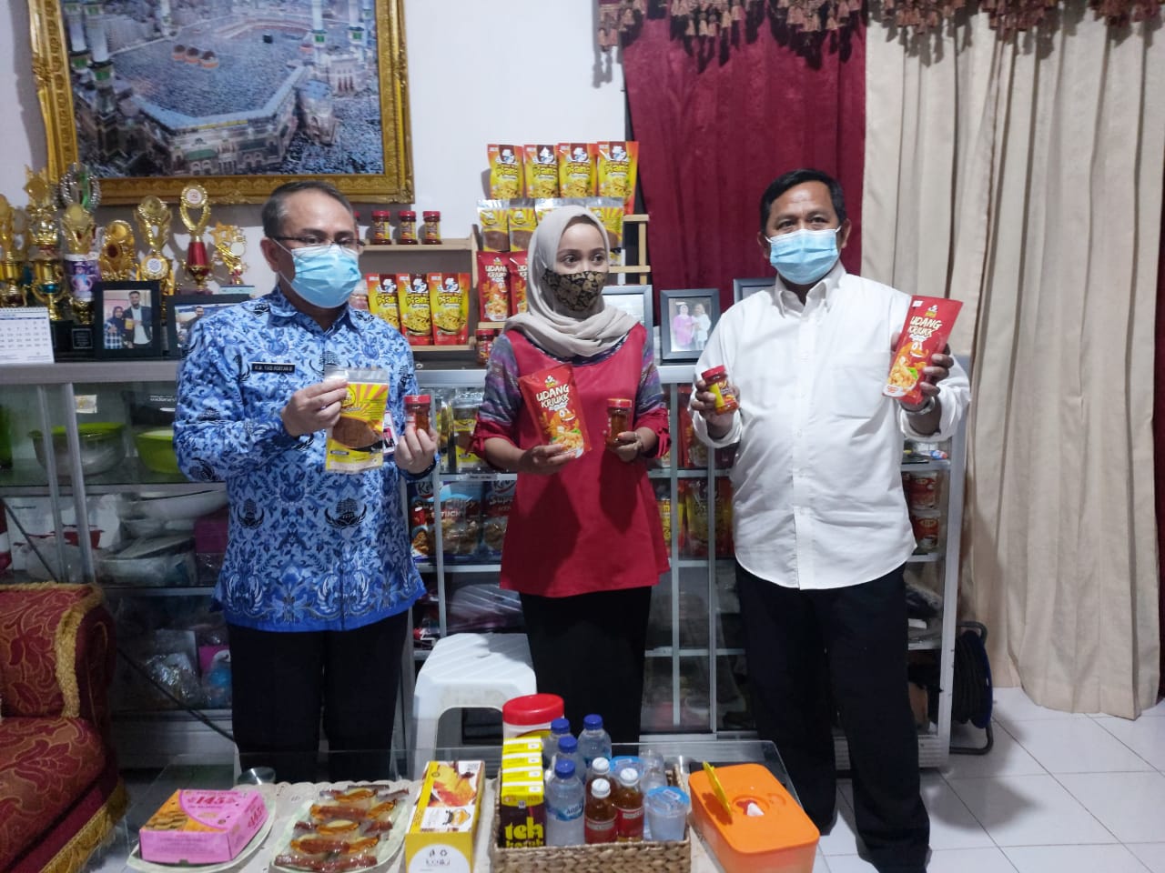 Dina Mariana (tengah) pelaku usaha di Samarinda, Kalimantan Timur, menunjukkan ikan olahan produknya di kediamannya, Selasa (17/11).