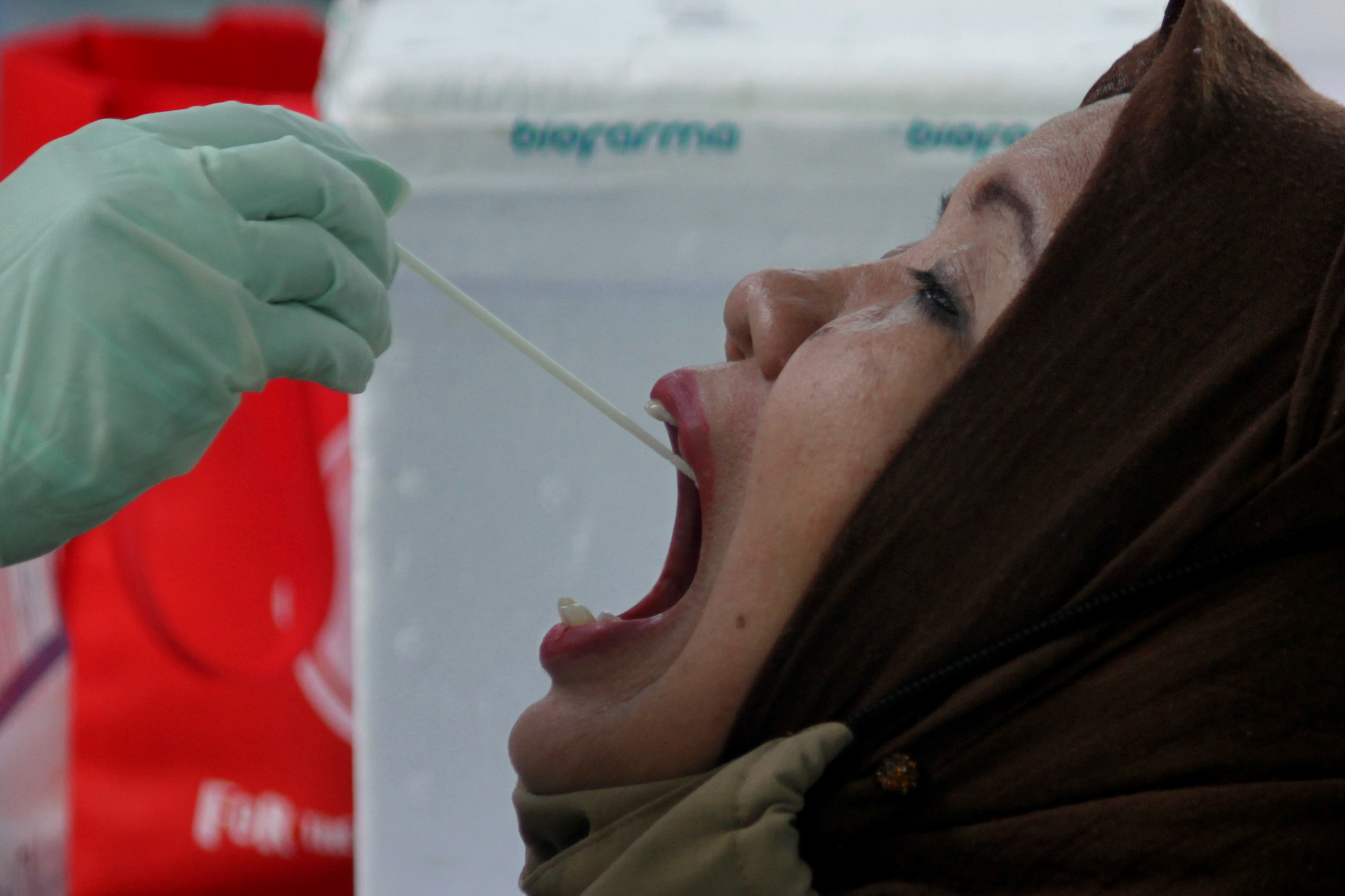 Warga menjalani tes usap (swab test) di Kecamatan Rappocini, Makassar, Sulawesi Selatan, Jumat (23/10/2020). 