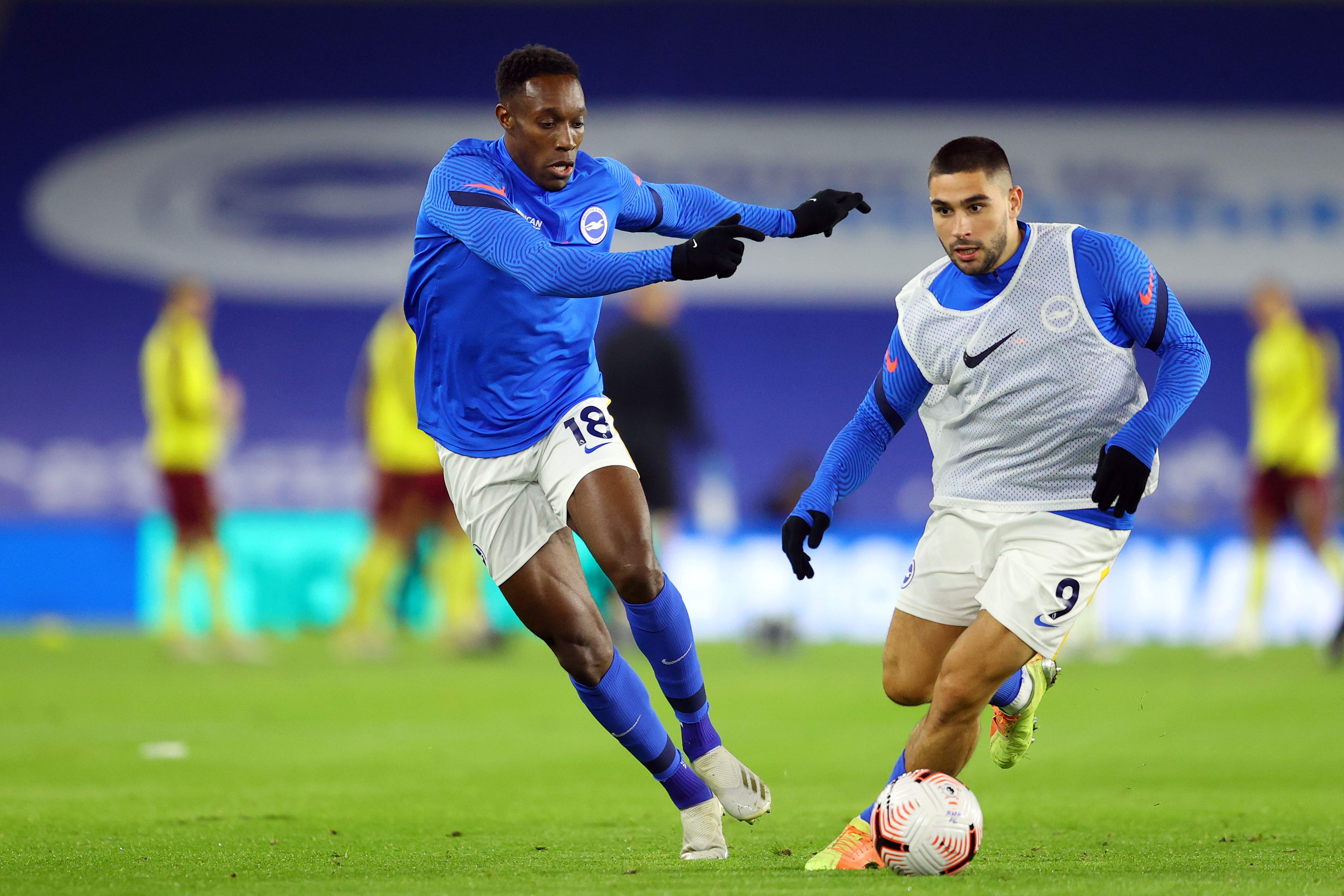 Dua pemain Brighton, yakni Danny Welbeck dan Neal Maupay, melakukan pemanasan.