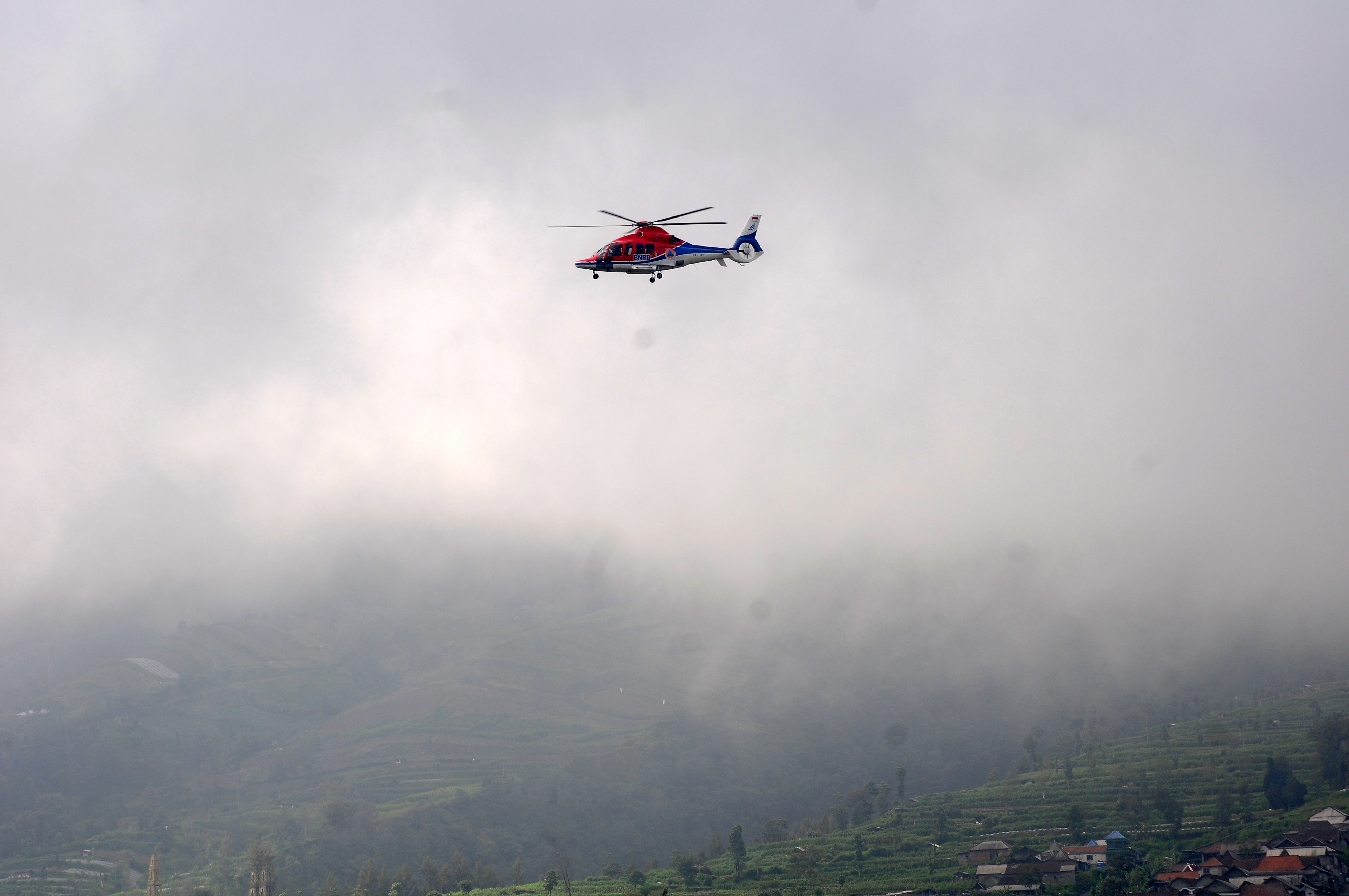 BNPB melakukan pemantauan Gunung Merapi dari udara dengan menggunakan helikopter jenis Douphin di Selo, Boyolali, Jawa Tengah, Jumat (20/11)