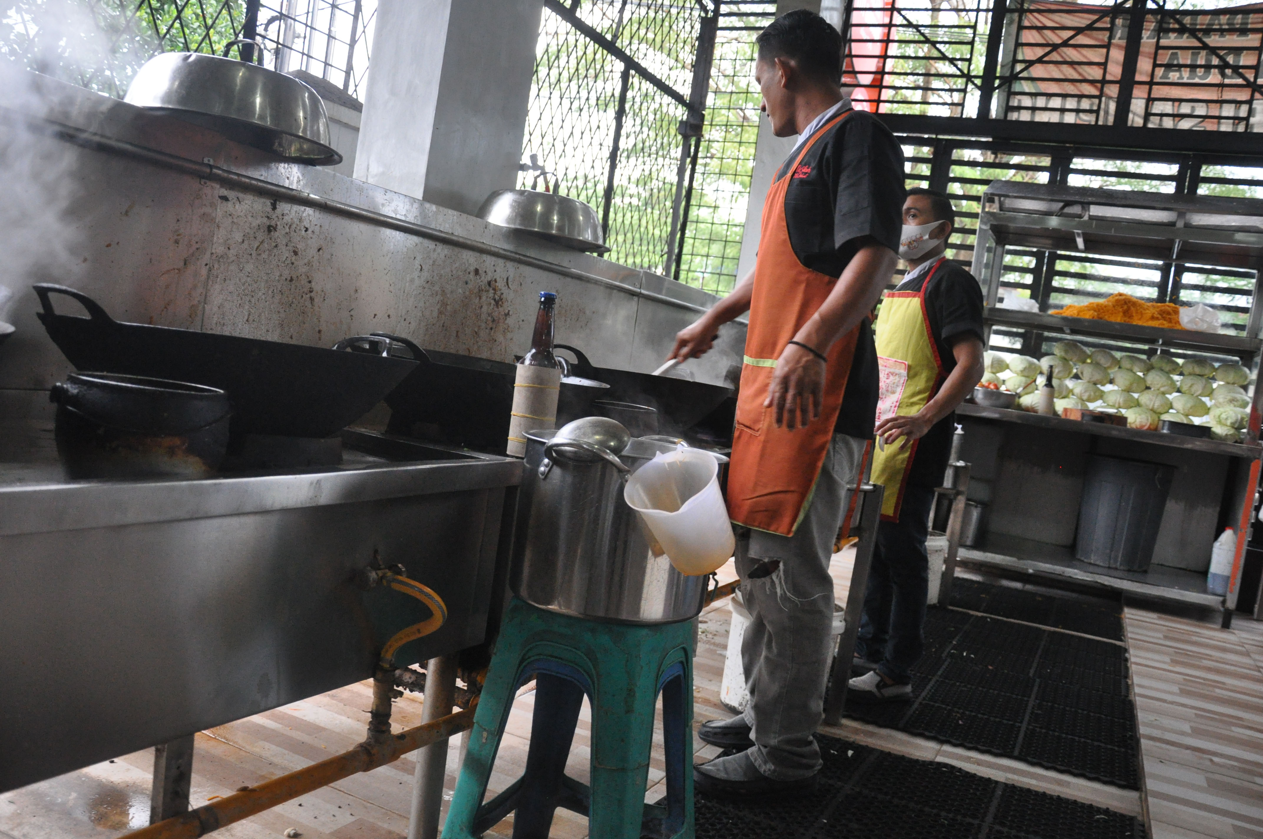 Pekerja sedang memasak di sebuah restoran di Kota Medan, Sumatra Utara. Jutaan pekerja di Sumut terdampak pandemi covid-19.