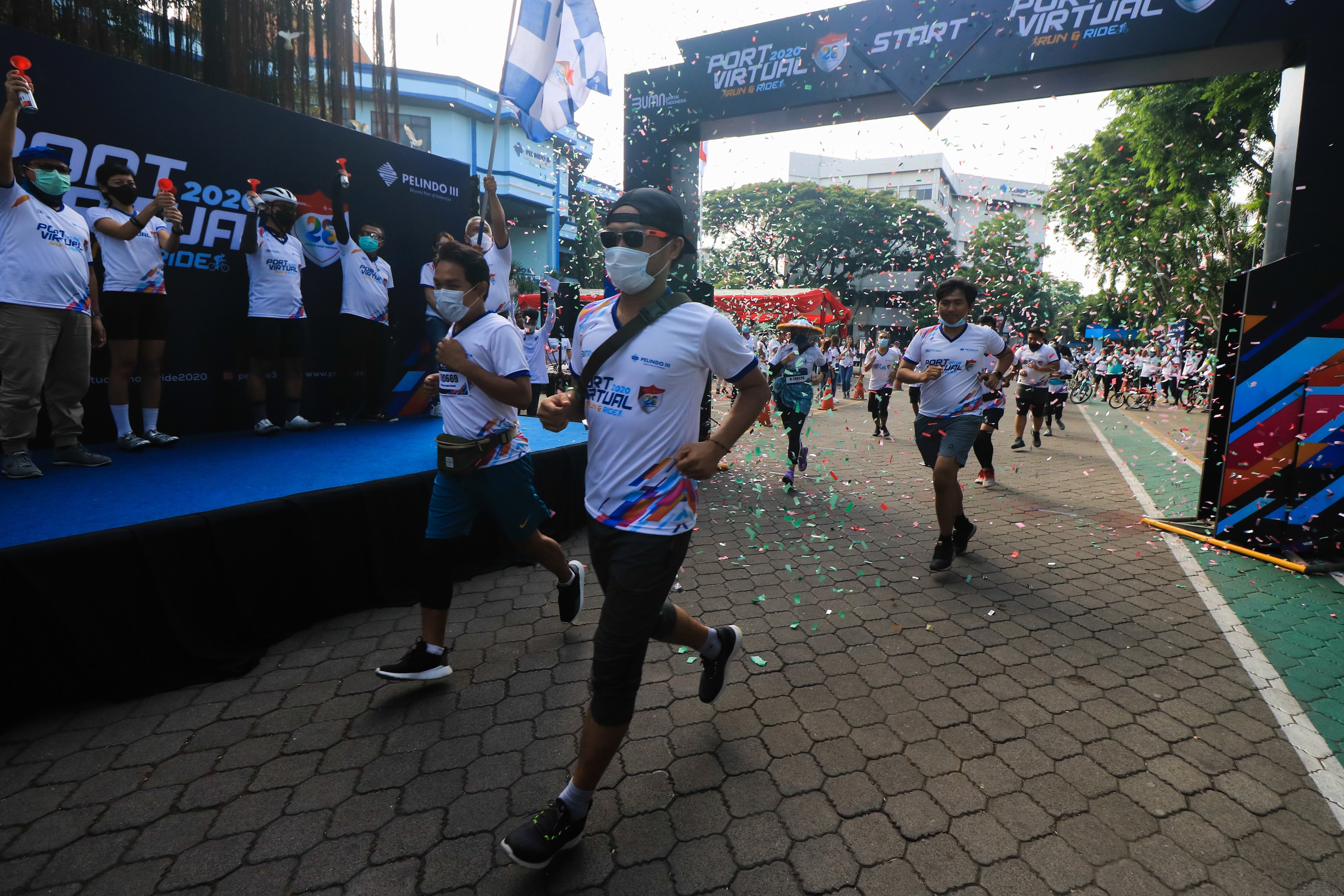 Peserta mengikuti 'Port Virtual Run and Ride 2020Õ, di Surabaya, Jawa Timur, kemarin.