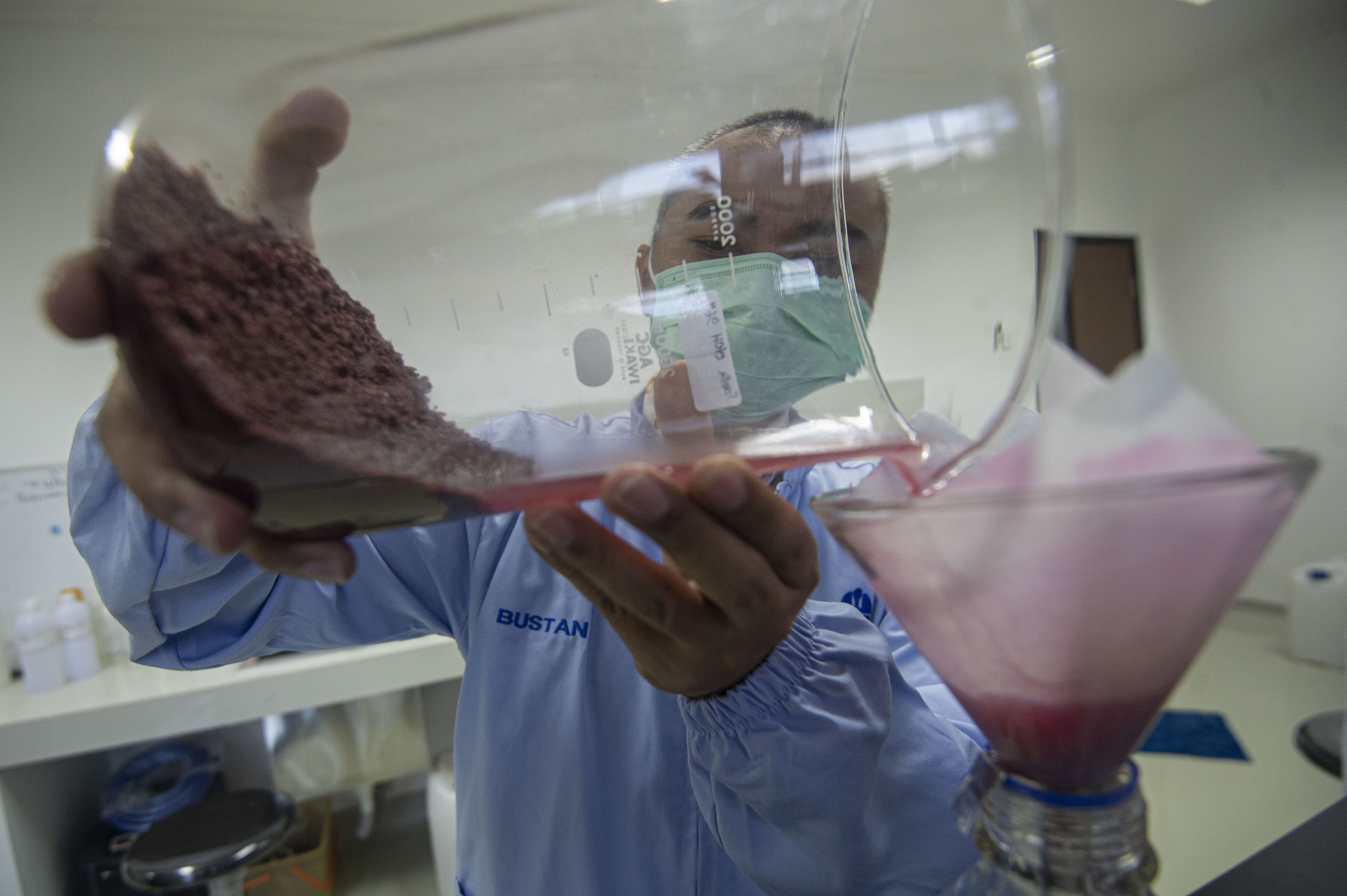  Peneliti menyaring ekstrak bahan alam untuk imunomodulator di Laboratorium LIPI Cibinong, Bogor, Jumat (17/7)