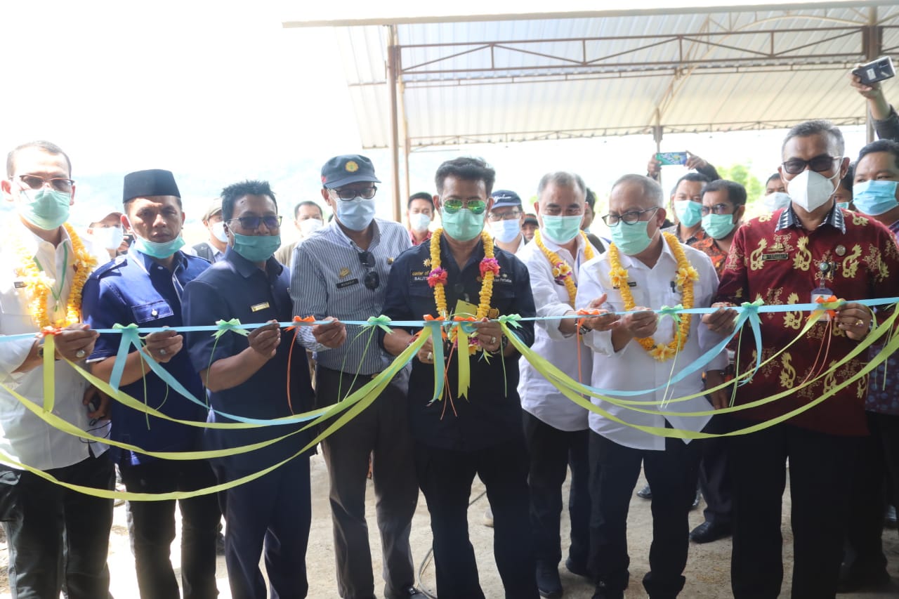 Mentan Syahrul Yasin Limpo mengunjungi Kabupaten Luwu Timur, Provinsi Sulawesi Selatan dalam rangka meresmikan unit vertical dryer.