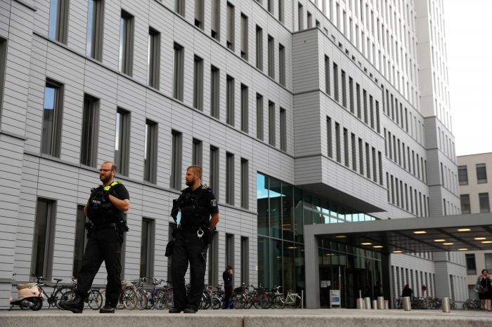 Dua polisi berjaga di depan halaman RS Charite, Berlin tempat Alexey Navalny dirawat setelah diracun lewat minuman teh. 