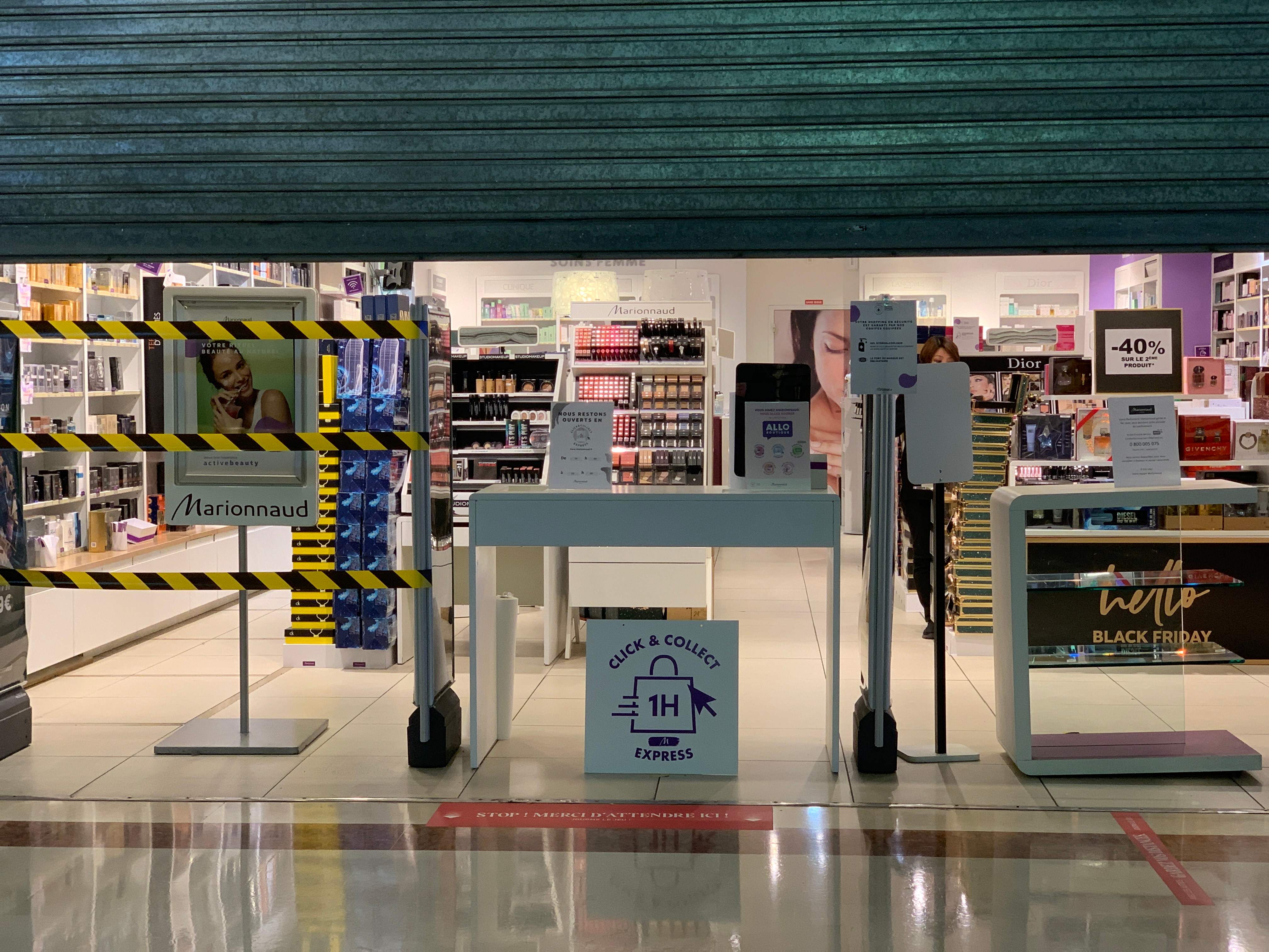 Situasi lockdown di salah satu supermarket Prancis