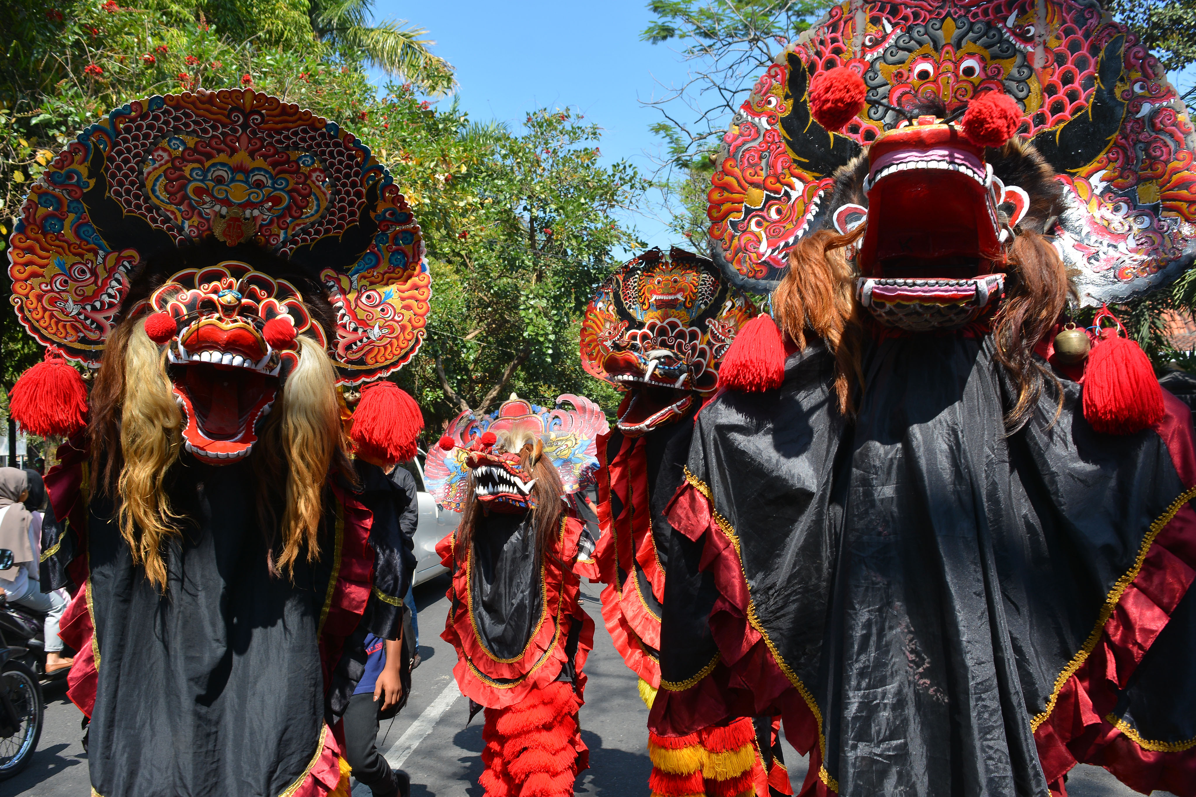 Seniman jaranan yang tergabung dalam Paguyuban Kesenian Tradisional Jombang (Pastra) menampilkan atraksi di Pendopo Kabupaten Jombang.