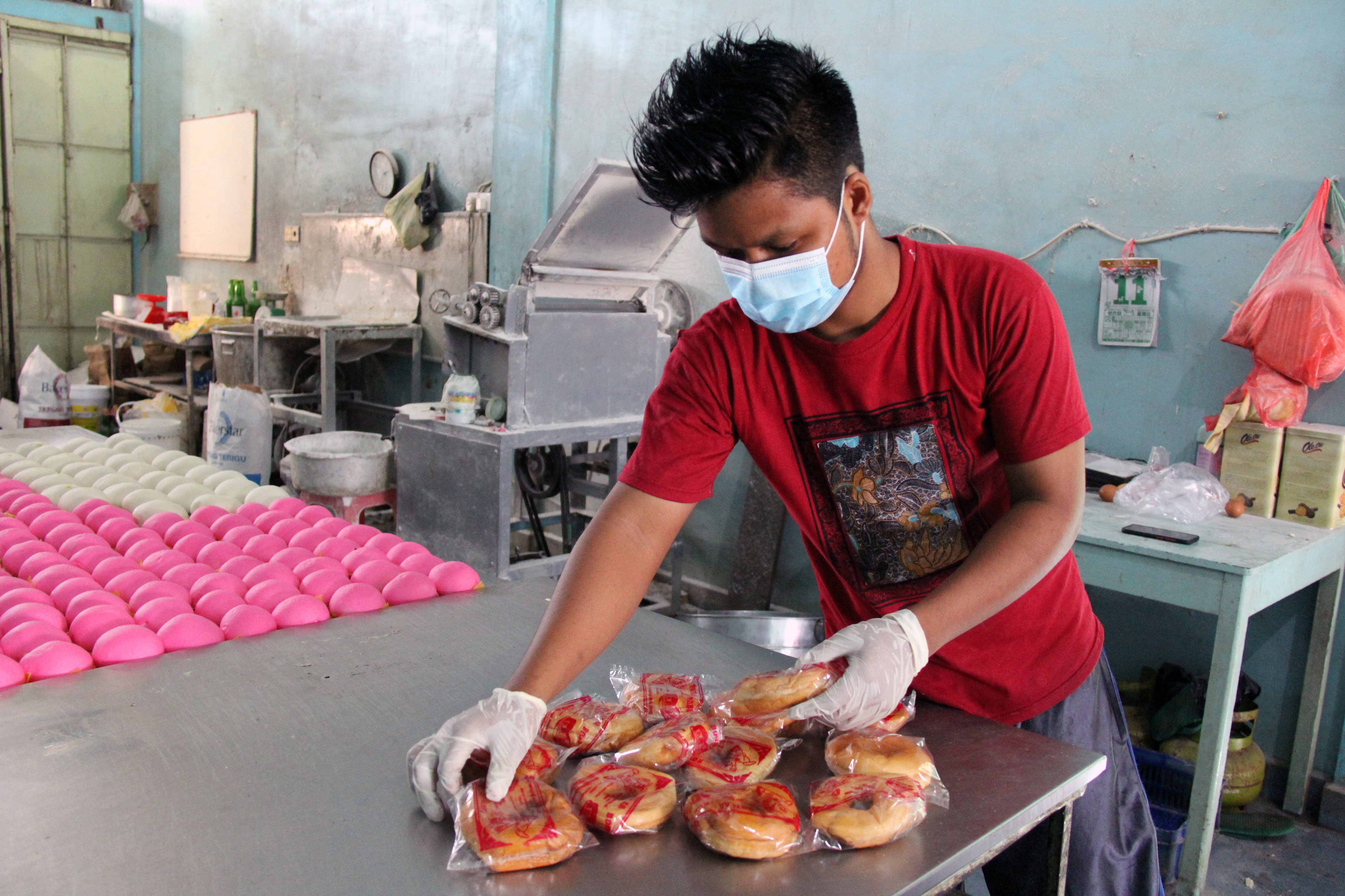 Pelaku industri kecil menengah (IKM) memproduksi roti