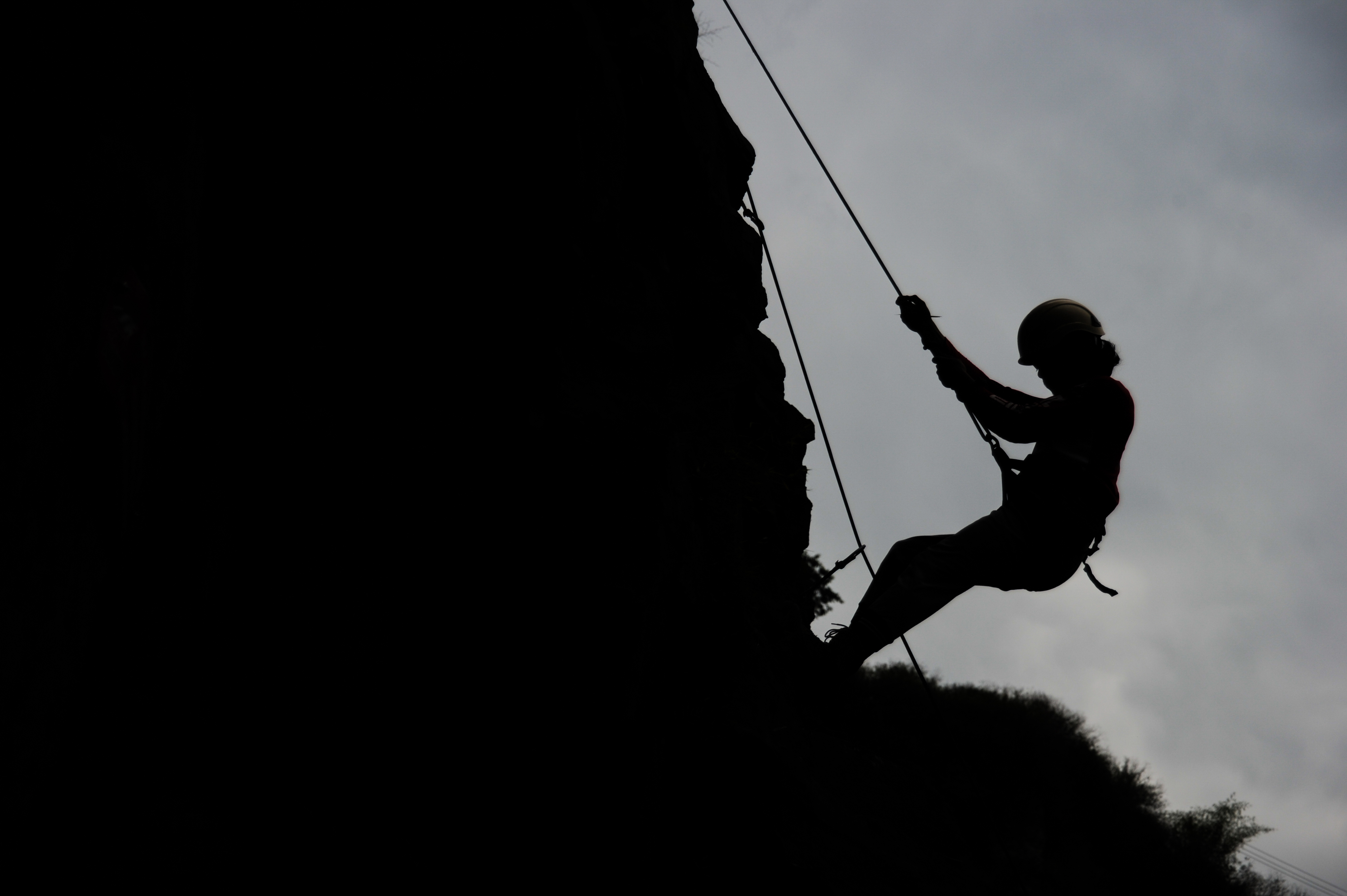 Ilustrasi--panjat tebing