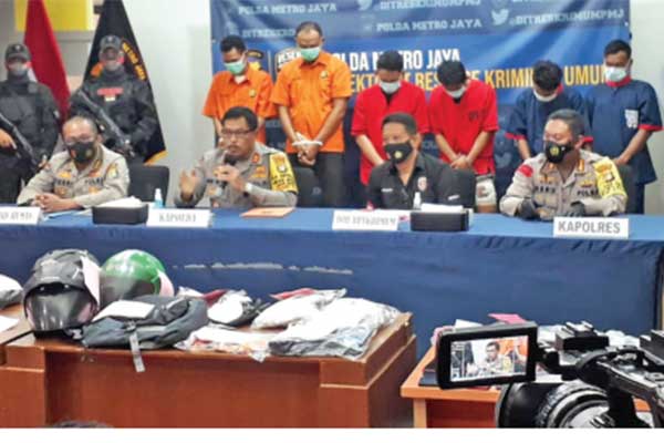 Kapolda Metro Jaya Irjen Nana Sudjana (kedua dari kiri) didampingi Kabid Humas Kombes Yusri Yunus (kiri) menyampaikan keterangan 