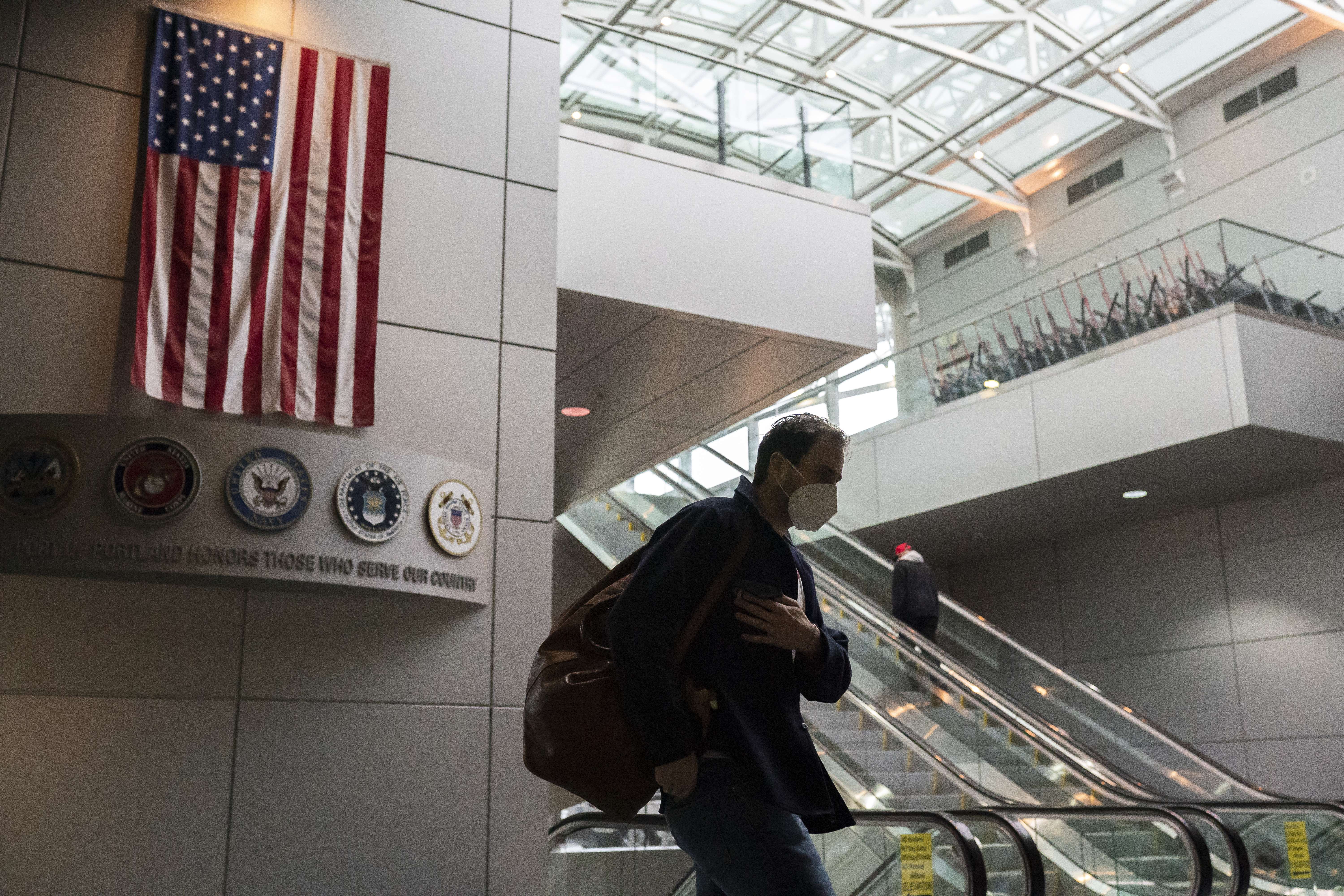 Seorang pria berjalan di dalam Portland International Airport, Amerika Serikat, Rabu (25/11).