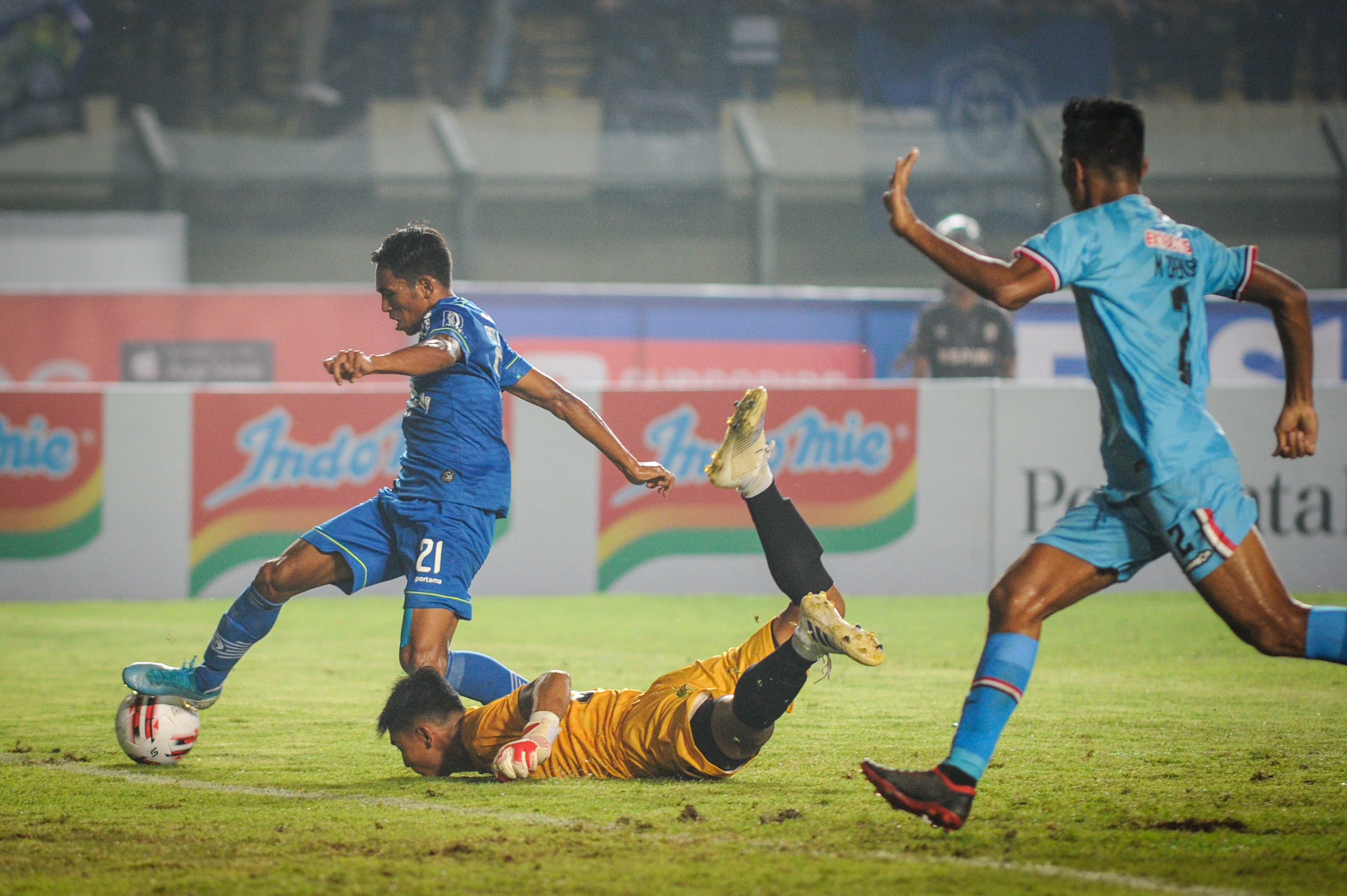 Pertandingan Liga 1 antara Persin dan Persela pada Maret 2020.