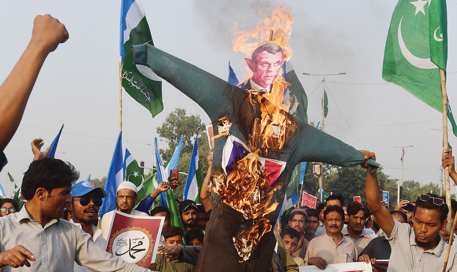 AKSI PROTES ANTI-PRANCIS: Aktivis Partai Jamaat-e-Islami membakar patung Presiden Prancis Emmanuel Macron selama protes anti-Prancis 