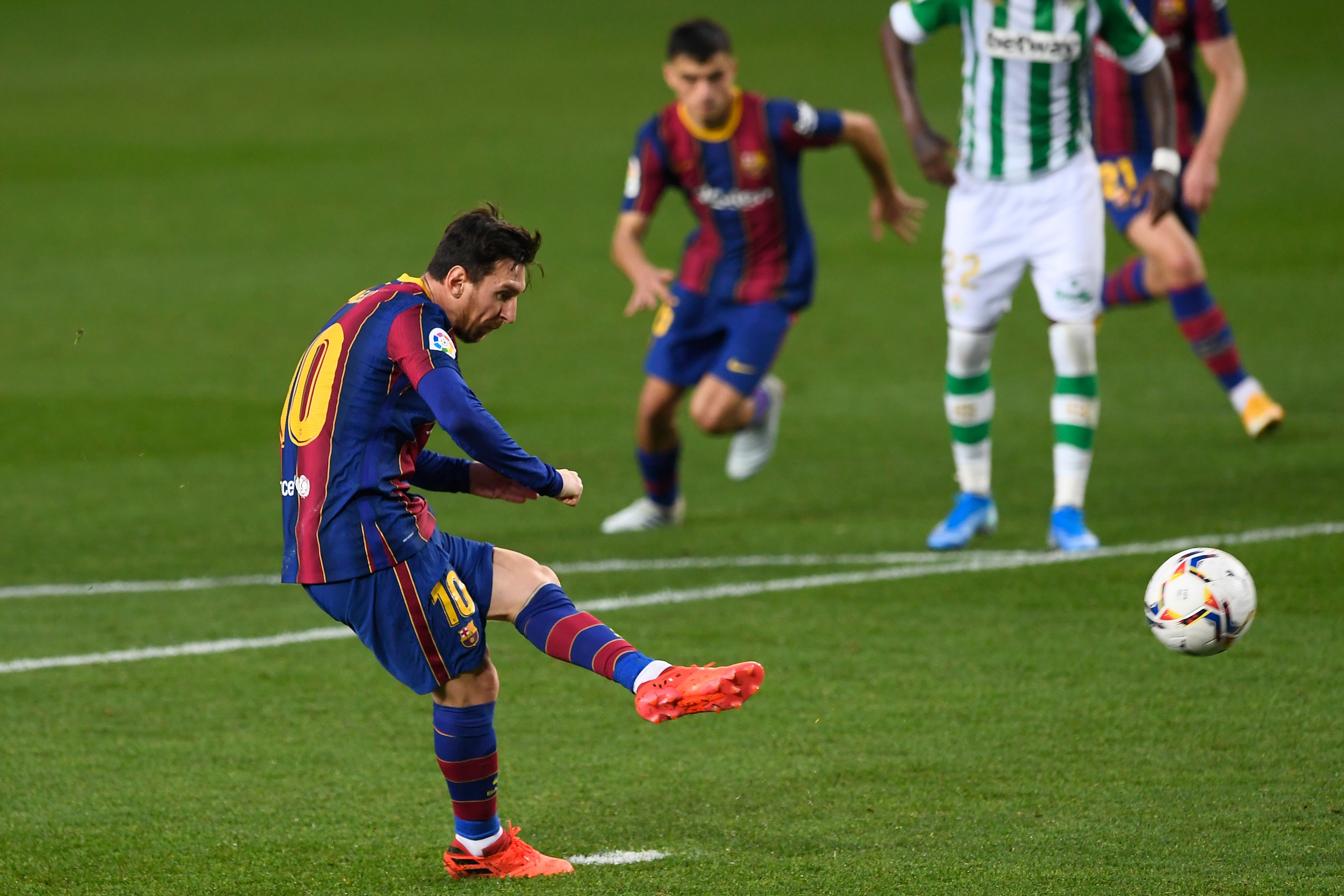  Lionel Messi melakukan tendangan penalti dan mencetak gol selama pertandingan sepak bola Liga Spanyol antara Barcelona dan Real Betis