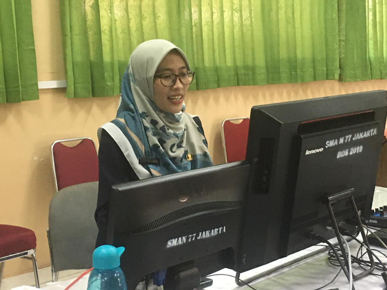 Guru PPKN SMAN 77 Jakarta Fajar Selawati sedang memberikan materi saat pembelajaran jarak jauh, Selasa (17/11).