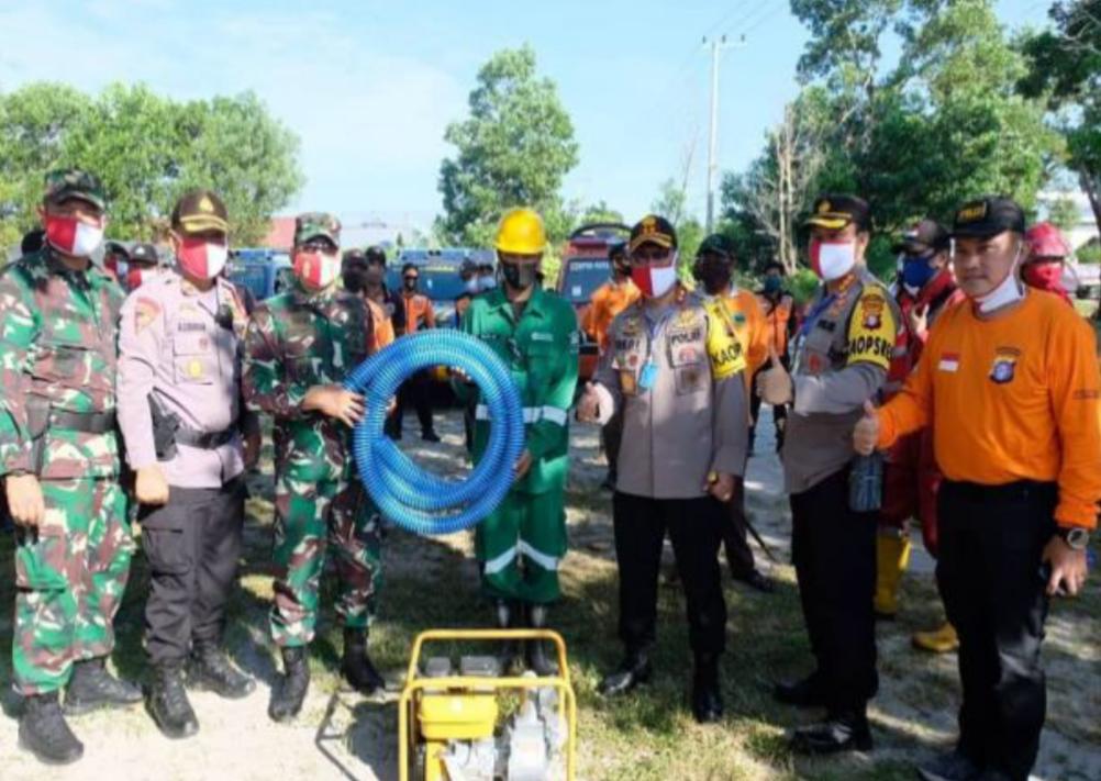 Kapolda Kalteng Irjen Pol Dr Dedi Prasetyo saat memeriksa peralatan untuk karhutla beberapa waktu lalu.