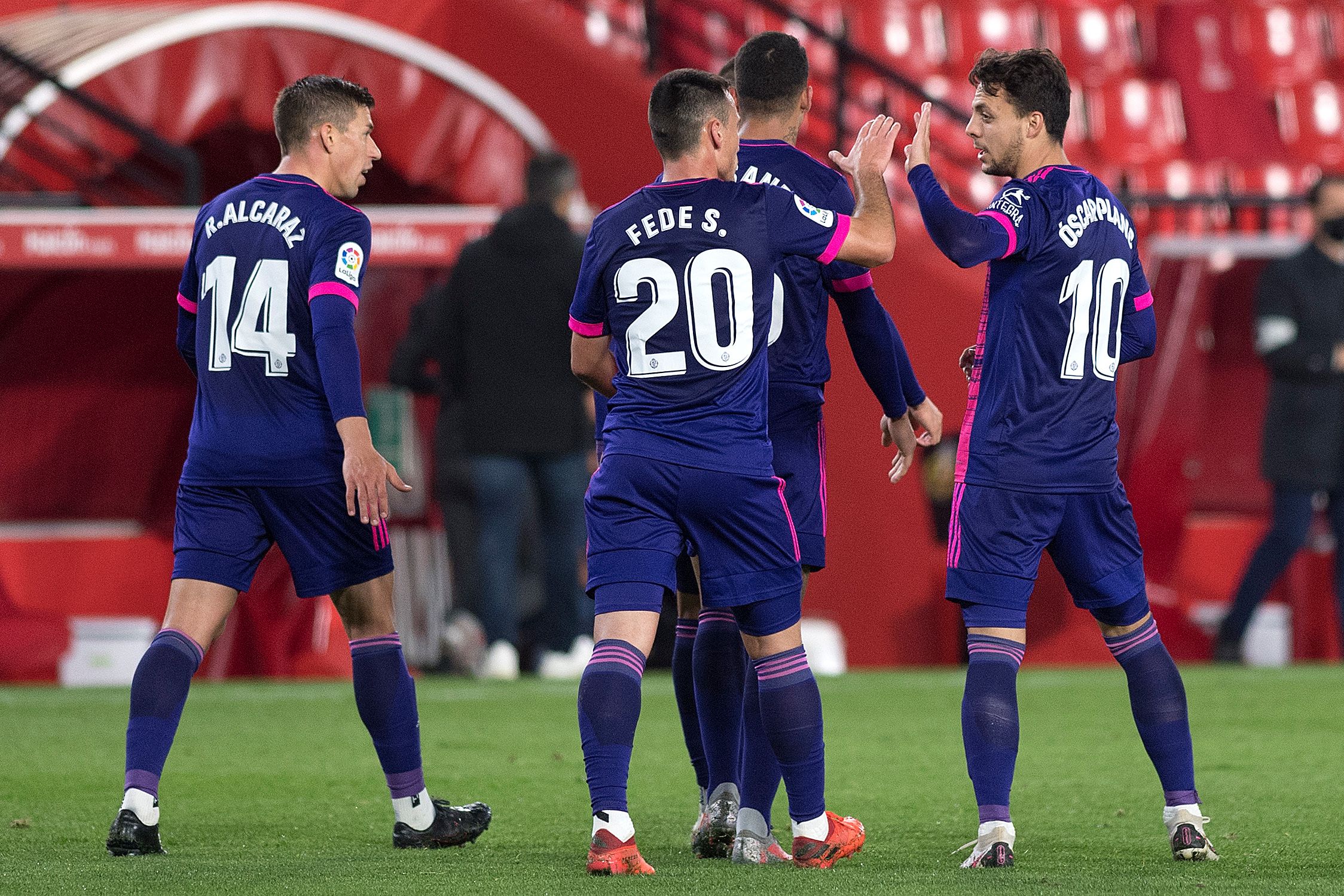 Para pemain Valladolid melakukan selebrasi usai mencetak gol ke gawang Granada di laga La Liga.