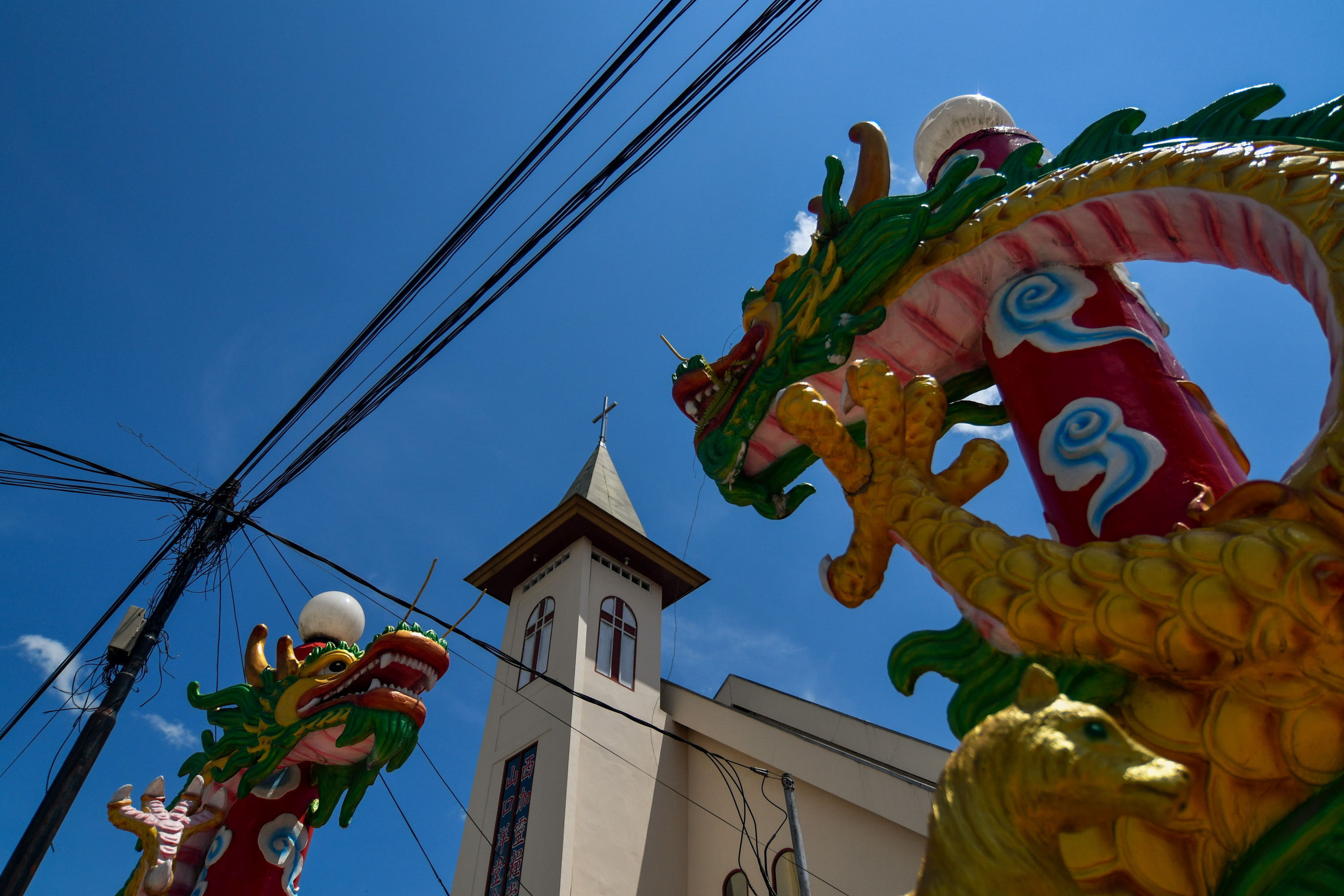 Rumah ibadah vihara yang berdampingan dengan gereja di kawasan Singkawang, Kalimantan Barat.