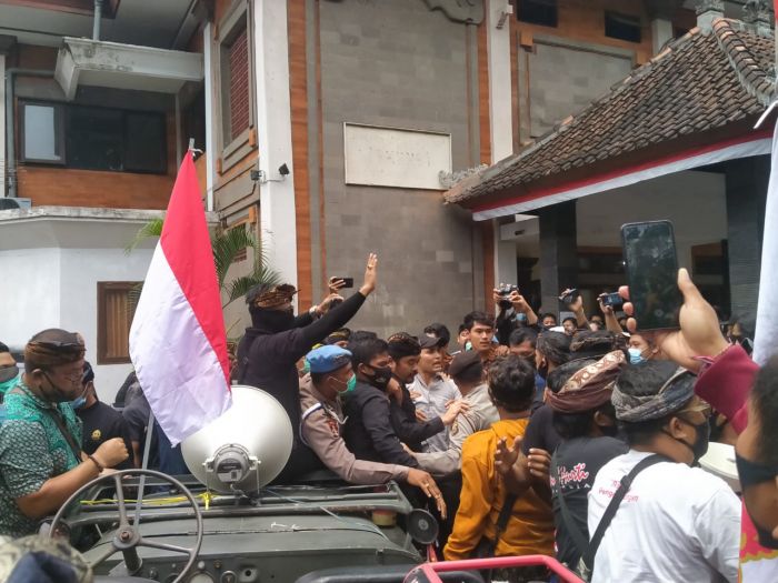 AKSI protes terhadap anggota DPD RI Dapil Bali Shri I Gusti Ngurah Arya Wedakarna atau AWK masih meluas di Bali.