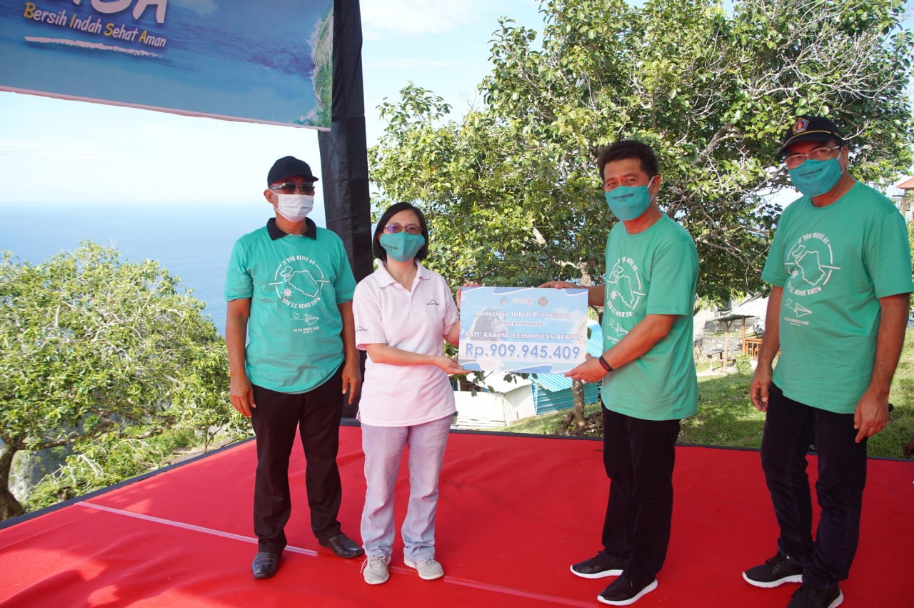 Bupati Klungkung, I Nyoman Suwirta (kedua kanan) secara simbolis menyerahkan hibah ke para penyedia akomodasi wisata, di Nusa Penida.