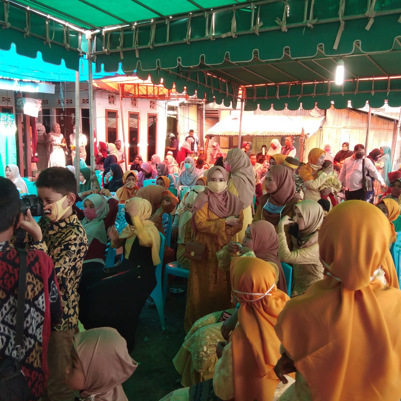 Pesta pernikahan di tengah pandemi dibubarkan karena  tidak ada izin.