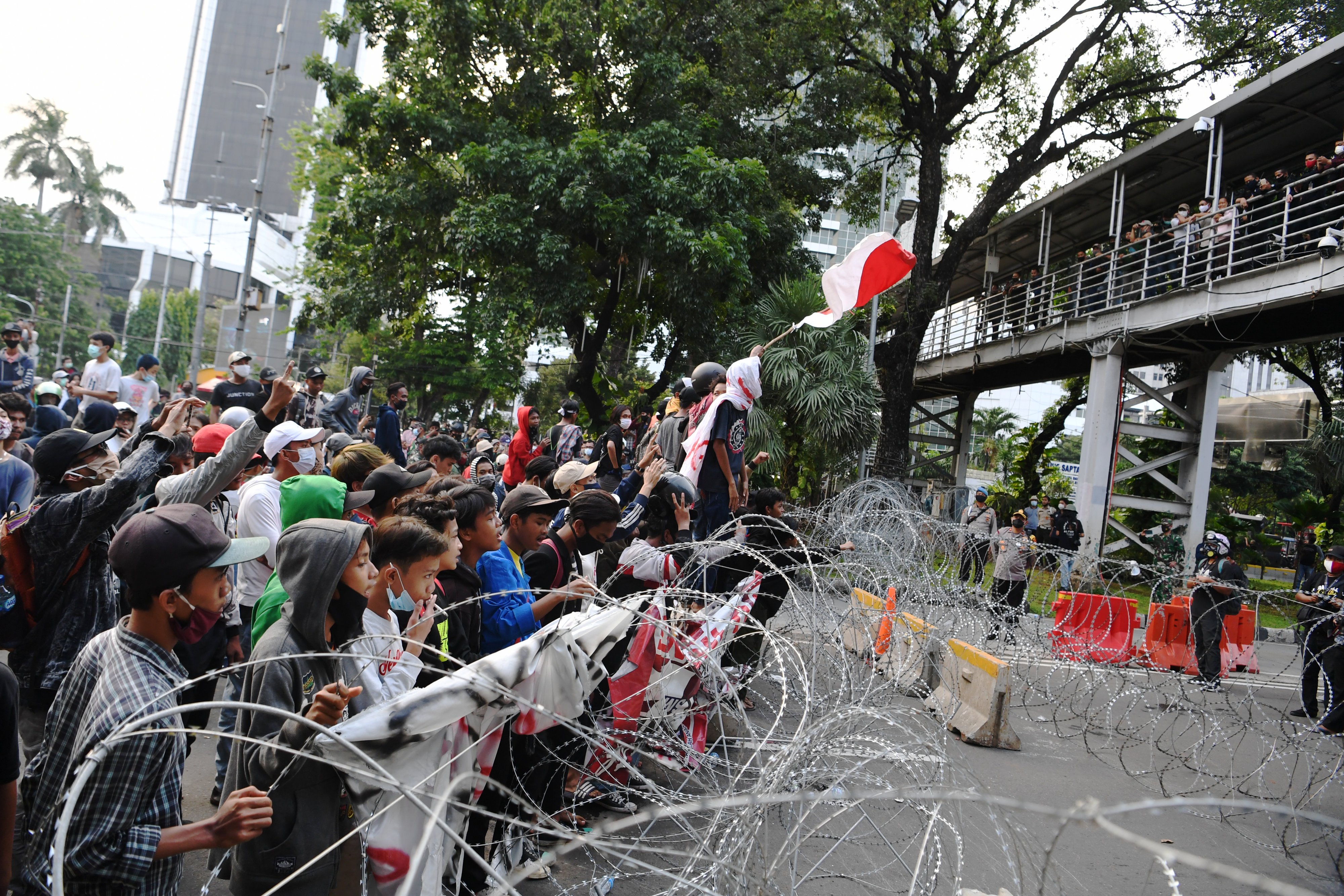 Massa melakukan aksi unjuk rasa menolak Undang-Undang Cipta Kerja di kawasan Patung Kuda, Jakarta, Rabu (28/10).