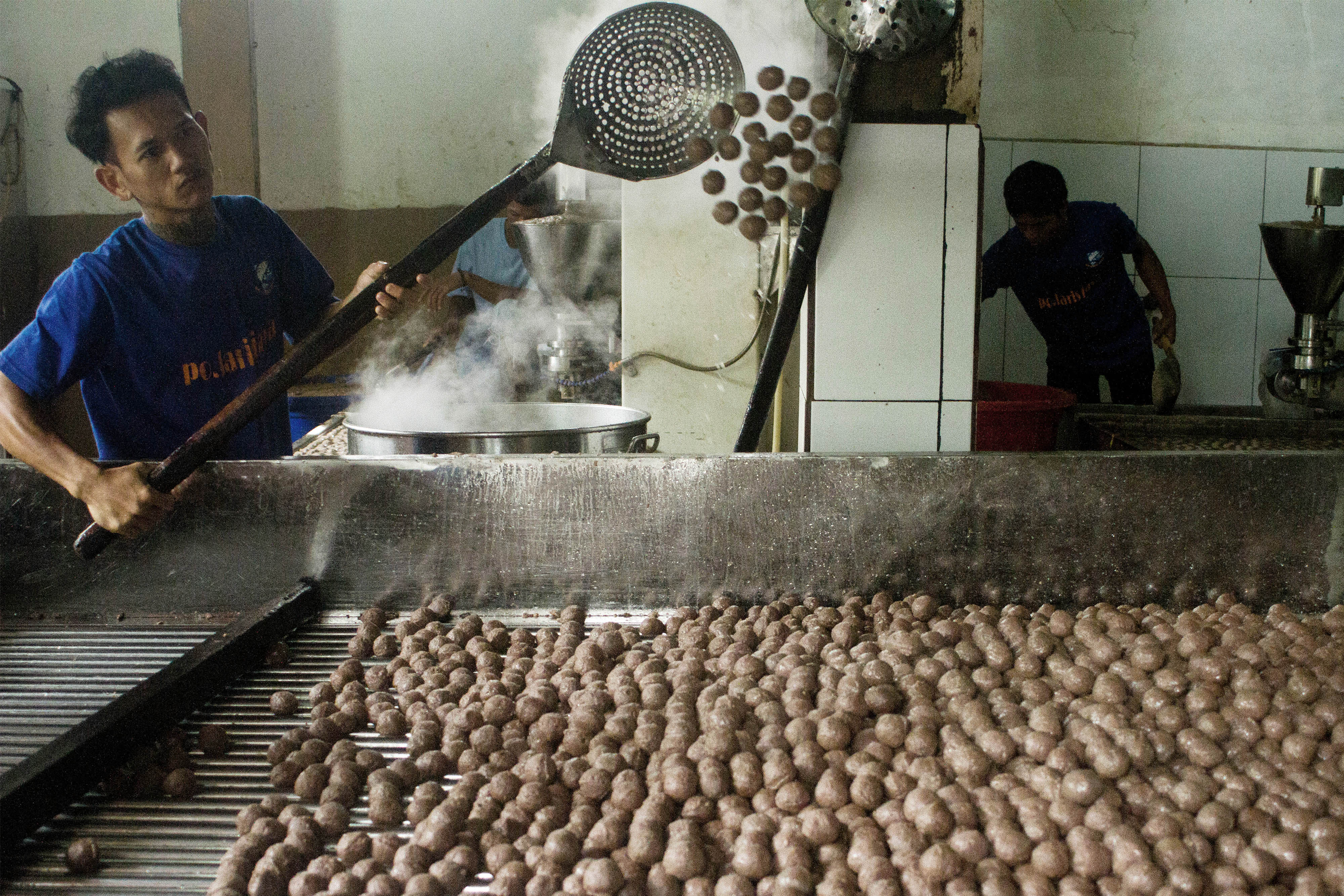 Ilustrasi: Pekerja menyelesaikan pembuatan bakso ikan tuna di Desa Kutawaluya, Rengasdengklok, Karawang, Jawa Barat,