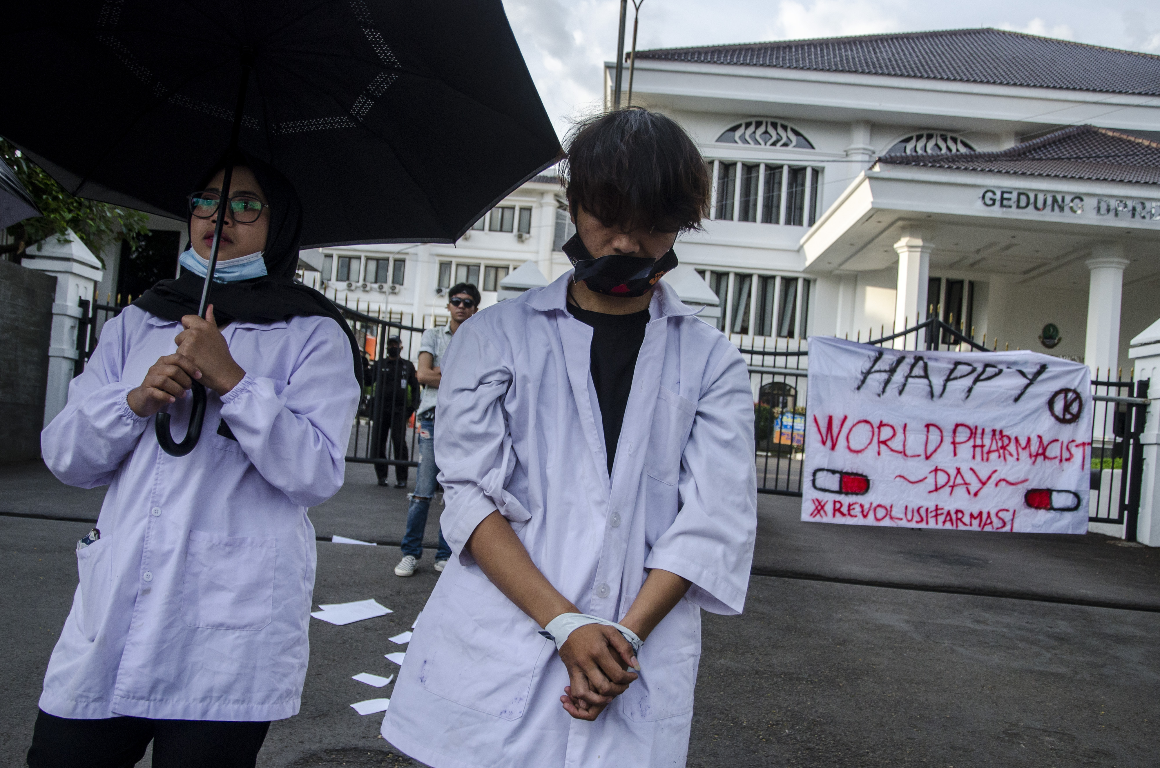  Ikatan Senat Mahasiswa Farmasi Seluruh Indonesia melakukan aksi teatrikal saat berunjuk rasa di depan Gedung DPRD Jawa Barat, Bandung.