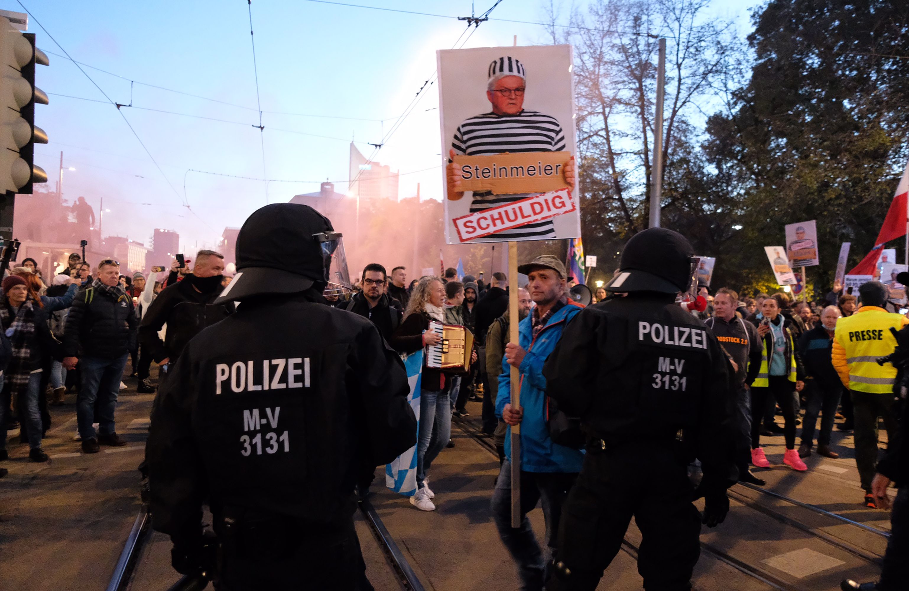 Aksi demonstrasi menentang pembatasan covid-19 di Leipzig, Jerman, 7 November lalu.