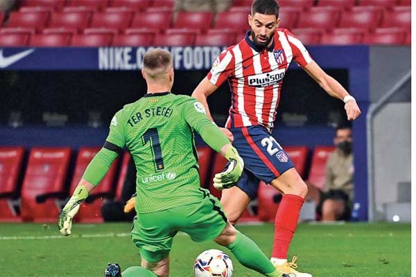 Gelandang Atletico Madrid Yannick Carrasco (kanan) mengecoh kiper Barcelona Marc-Andre ter Stegen