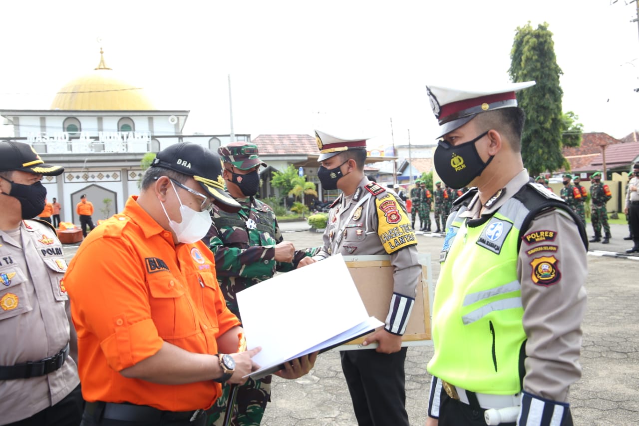 Bupati Muba Dodi Reza Alex memimpin apel gelar pasukan dalam upaya menghadapi bencana alam di Musi Banyuasin, Selasa (10/11/2020).