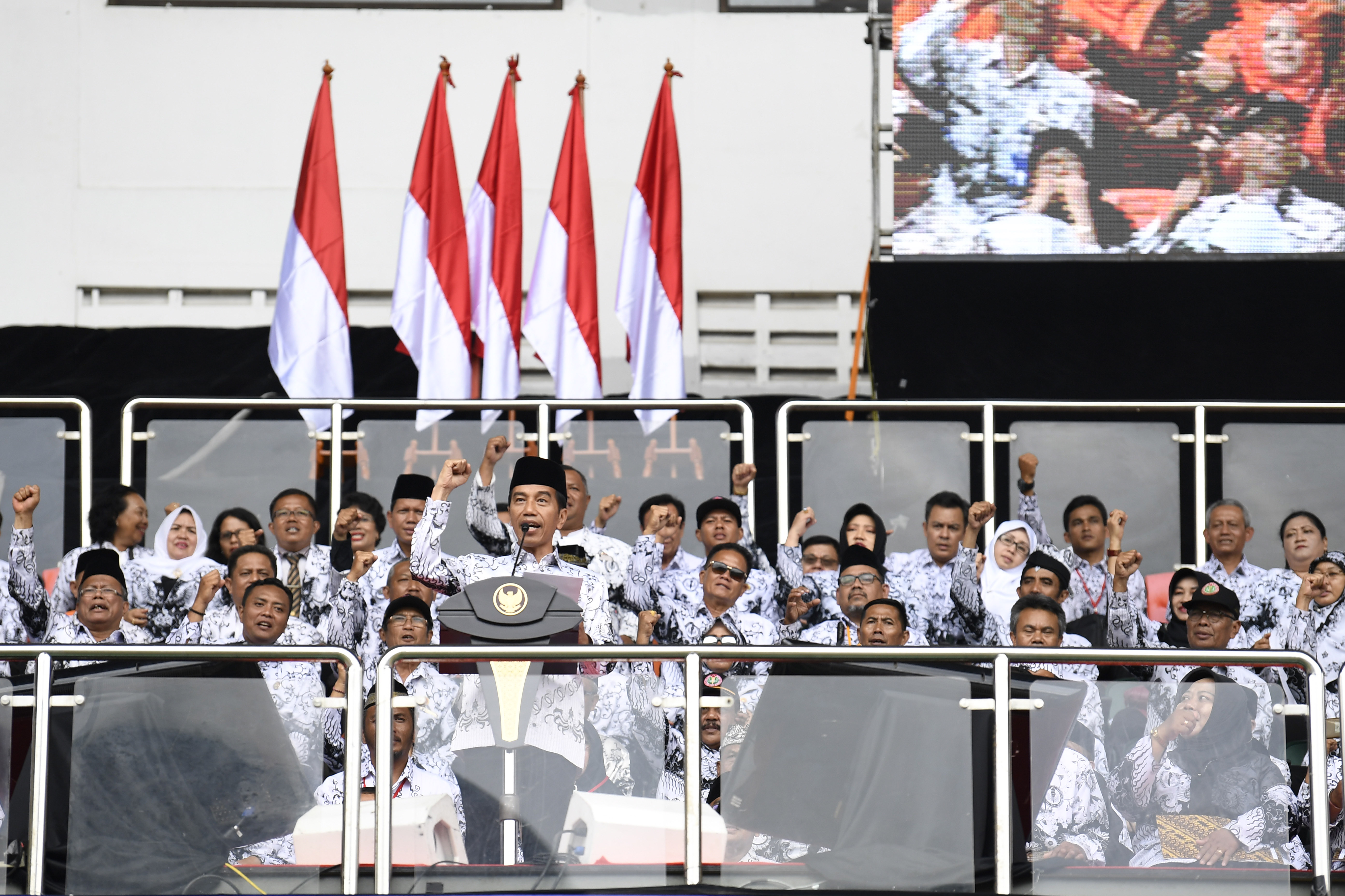 HUT KE-73 PGRI: Presiden Joko Widodo (tengah) menyampaikan sambutan pada peringatan Hari Ulang Tahun ke-73 Persatuan Guru Republik Indonesia