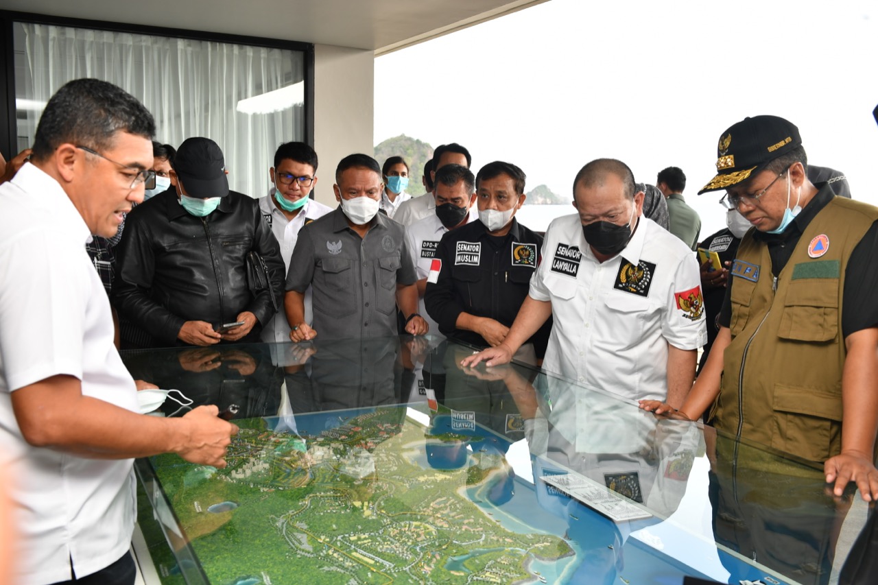 Menpora saat meninjau Sirkuit Mandalika.