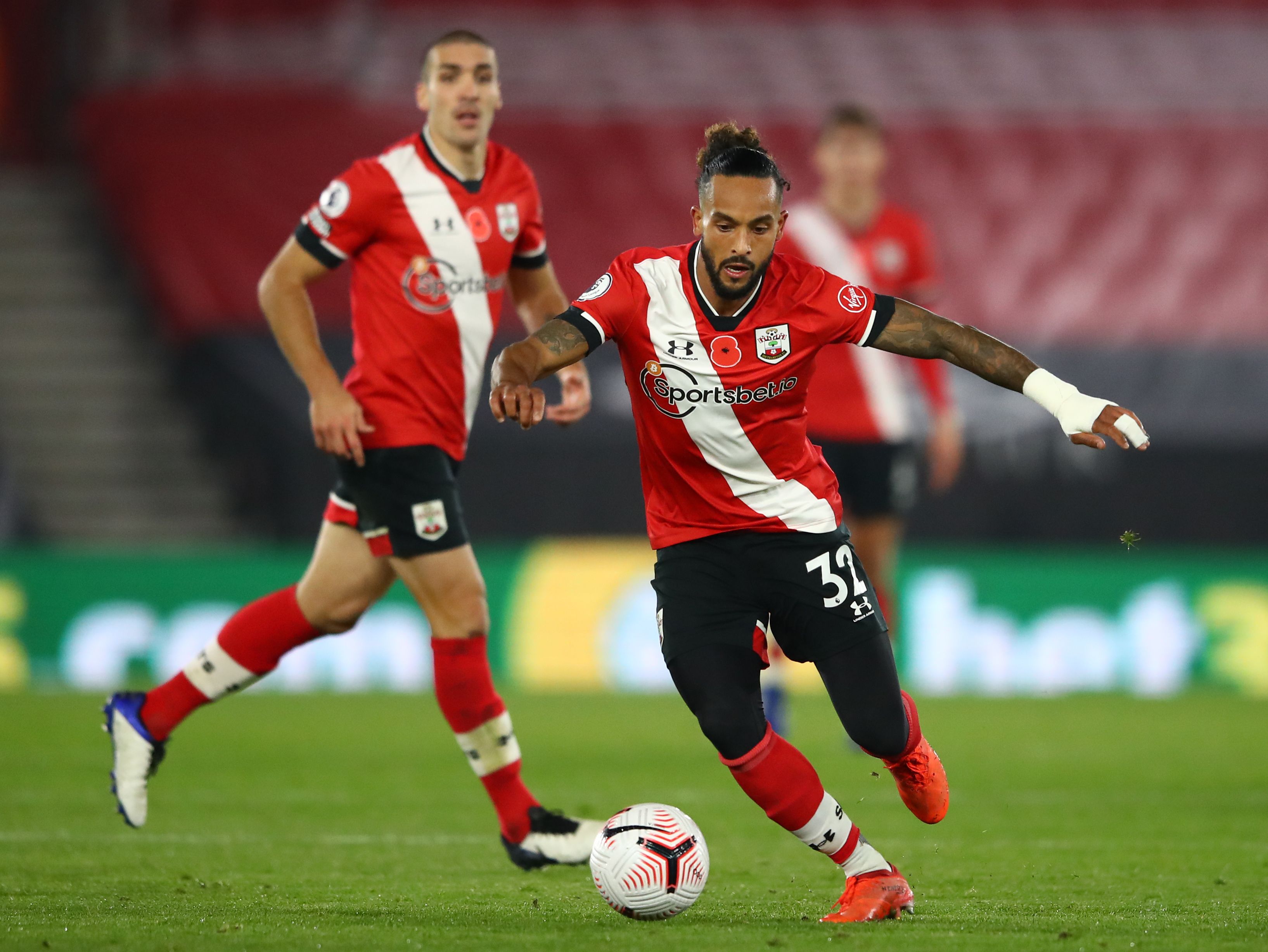 Pemain Southampton Theo Walcott menggiring bola di pertandingan Liga Primer Inggris.