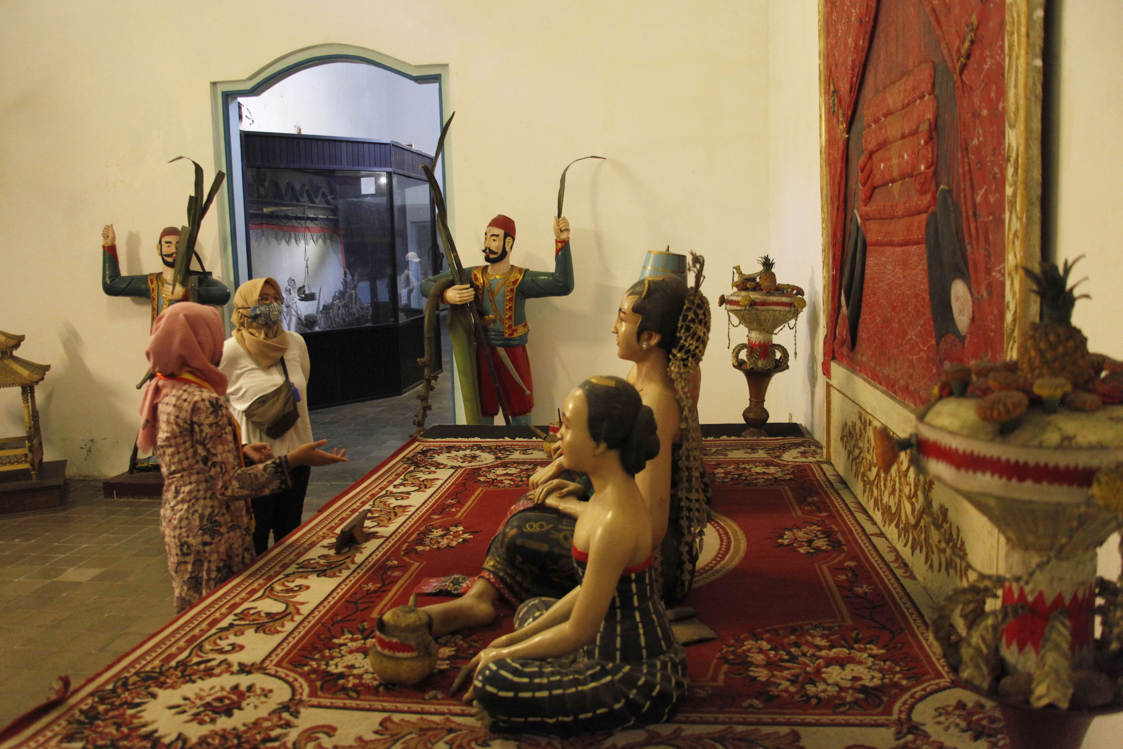 Pengunjung mengamati koleksi museum Keraton Kasunanan Surakarta Hadiningrat saat pembukaan kembali museum setempat, Solo, Minggu (8/11)