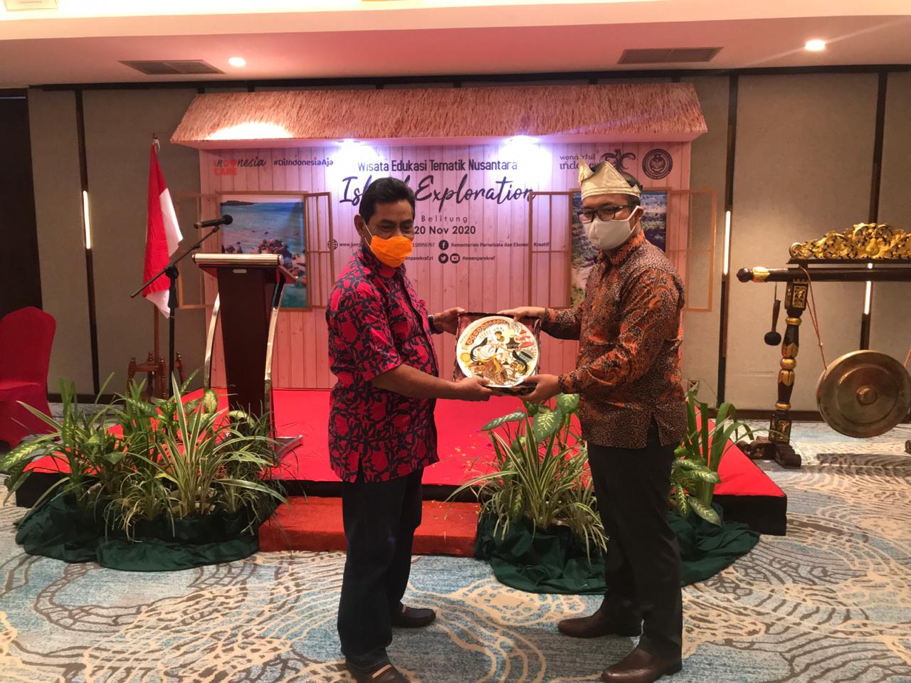  Bupati Belitung, Sahani Saleh, memberikan penghargaan kepada Kemenparekraf. 