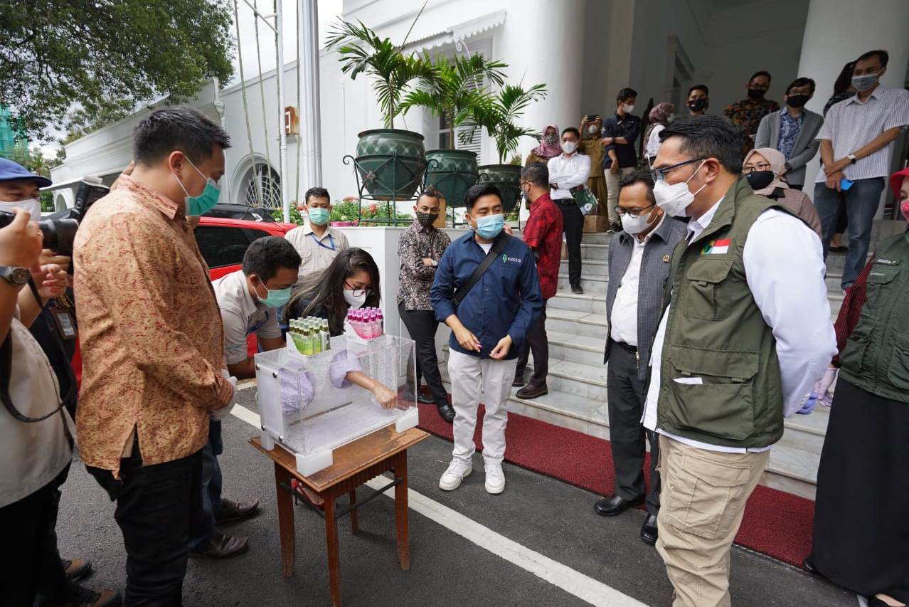 Gubernur Jawa Barat Ridwan Kamil (kanan).
