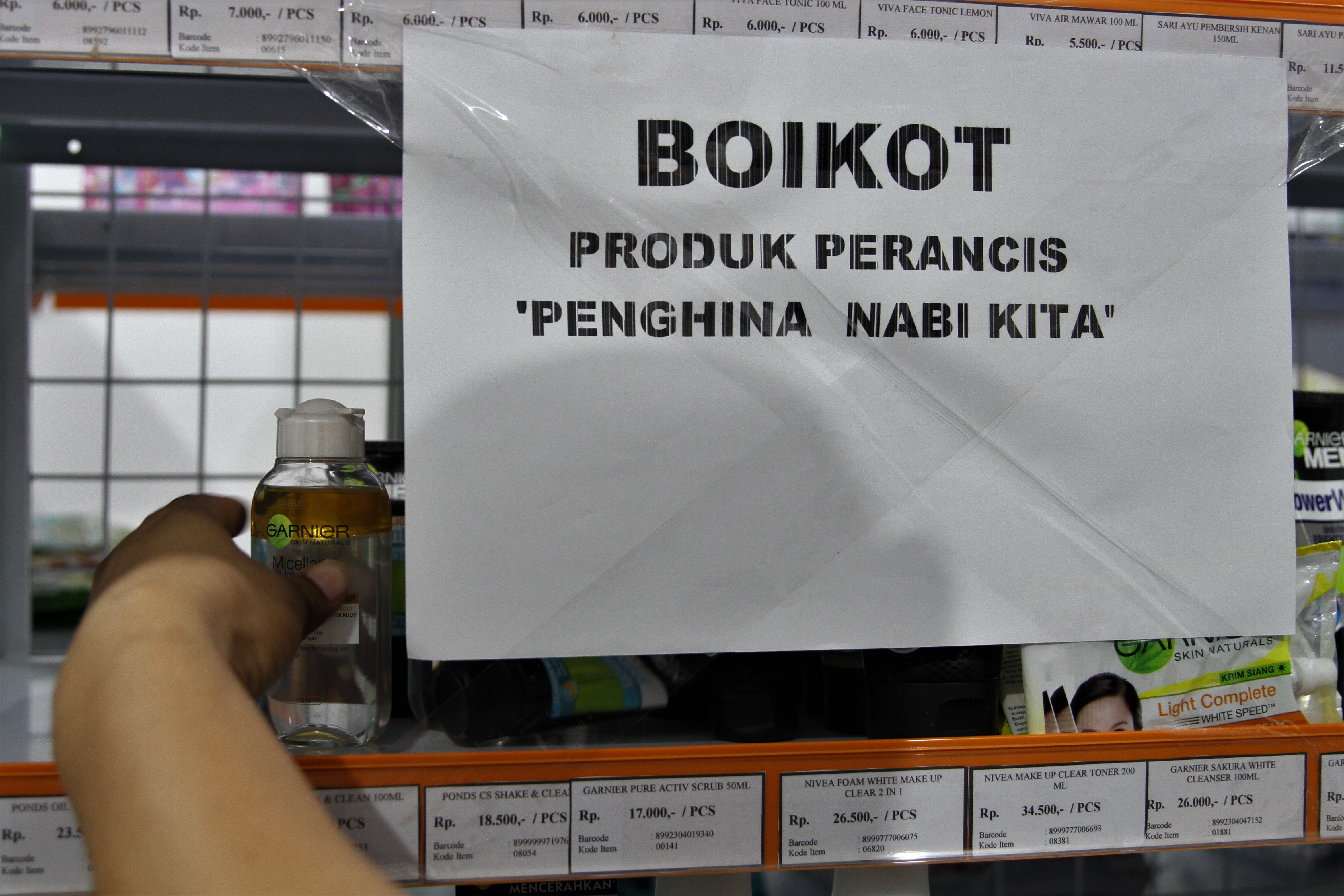 Pemilik swalayan di Kendari, Sulawesi Tenggara, memasang tulisan boikot produk Prancis.