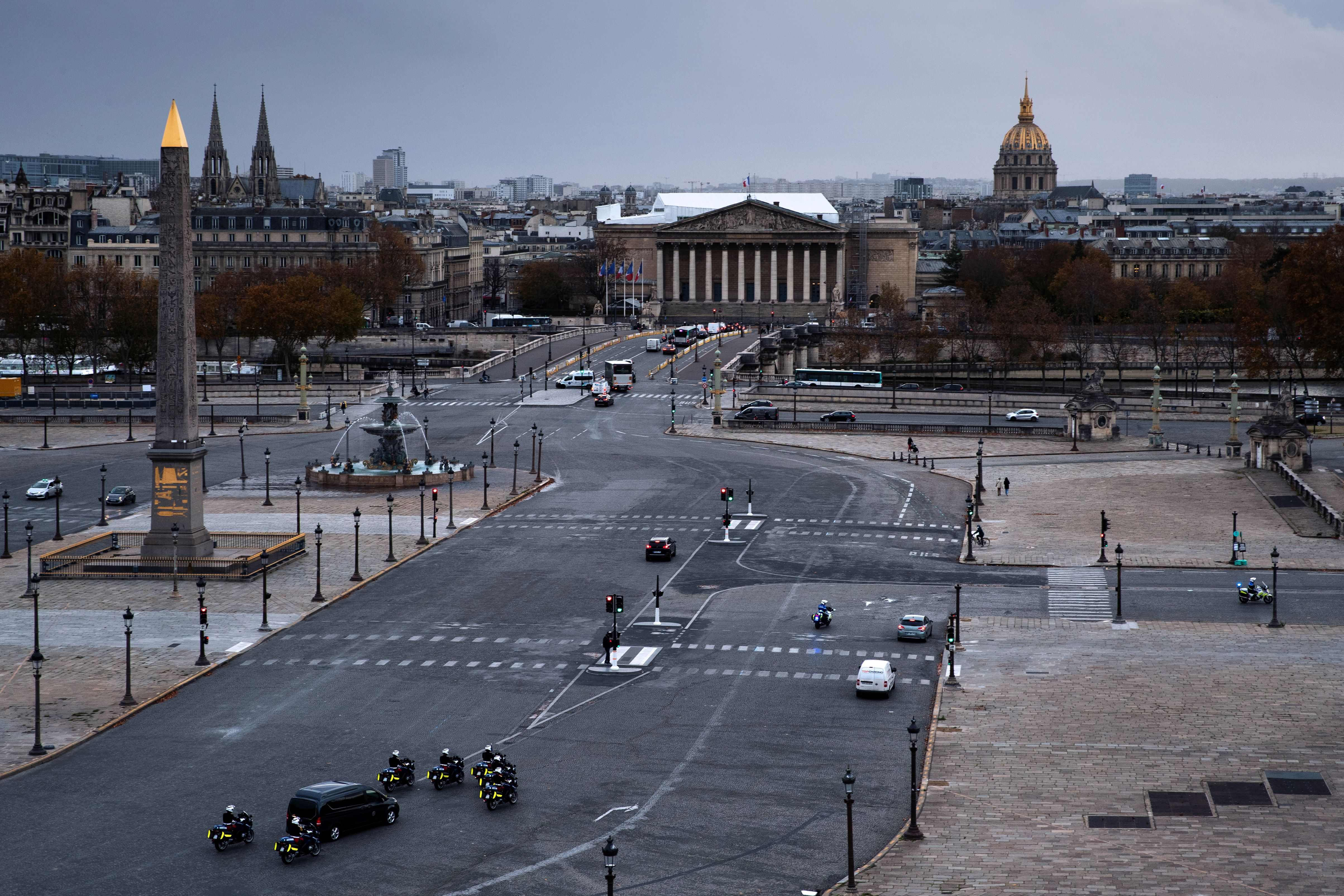Suasana di  Place de la Concorde terlihat sepi akibat pembelakuan lockdown kedua oleh Pemerintah Prancis, Senin (16/11).