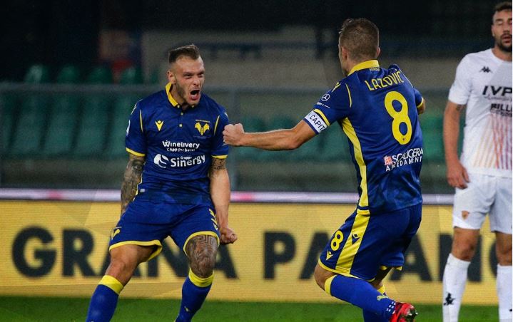 Pemain Verona melakukan selebrasi usai mencetak gol ke gawang Benevento dalam laga Serie A