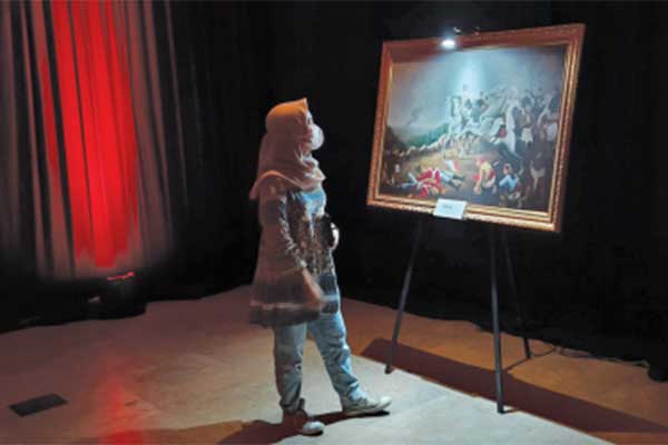 Pengunjung menyaksikan lukisan Manggoloyudo Tanah Jowo karya Djoko Timun Mursabdo