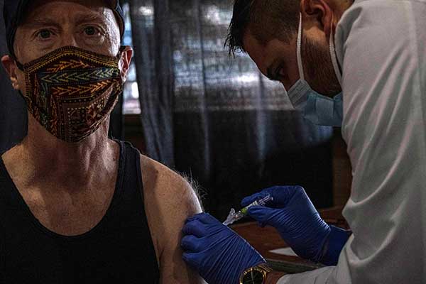 Tenaga medis sedang memeriksa seorang warga di Amerika Serikat