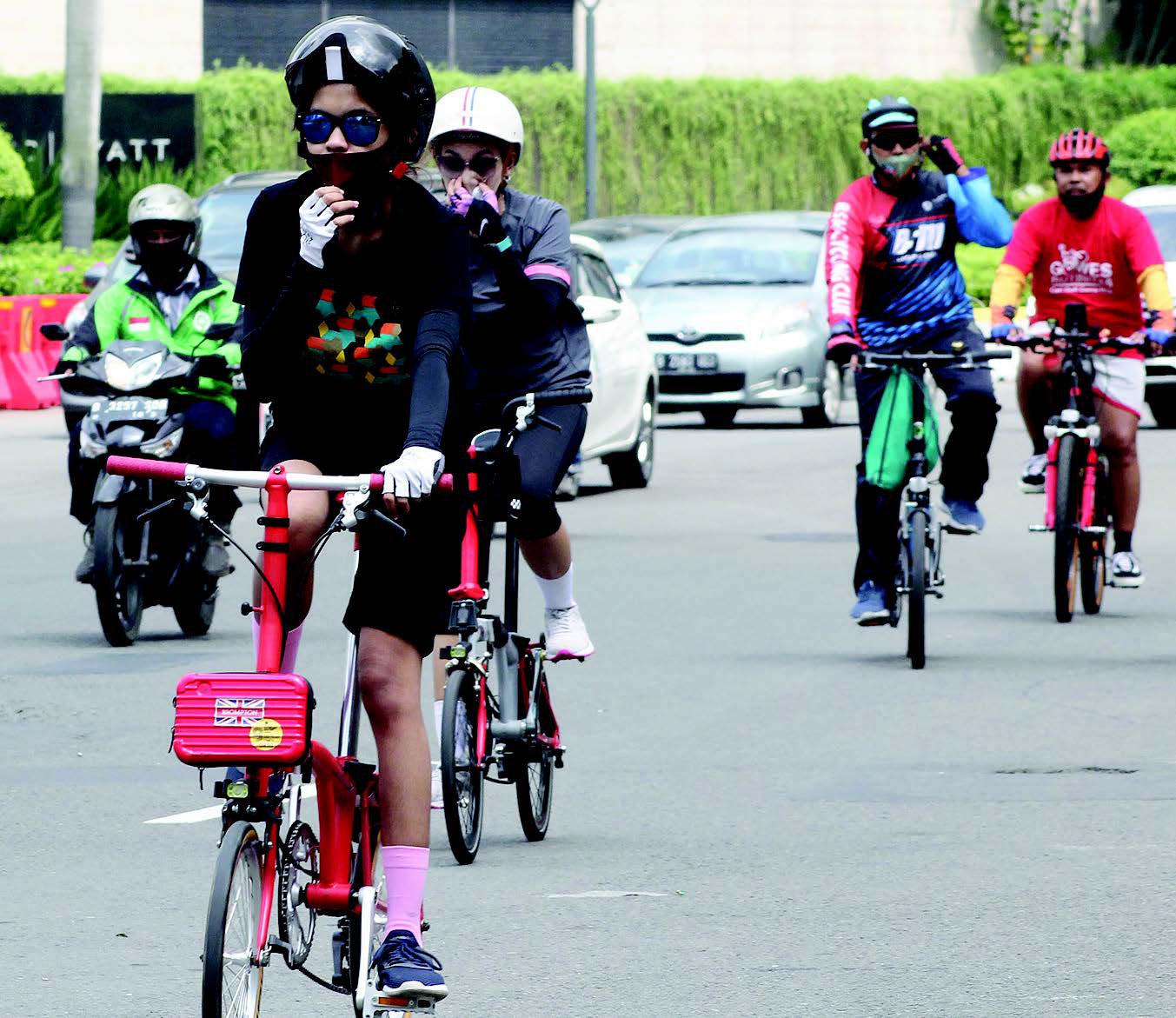 MAKIN DIGEMARI: Masyarakat penguna sepeda tetap melakukan aktivitas bersepeda di Kawasan Budaran HI, Jakarta, Minggu (25/10).  