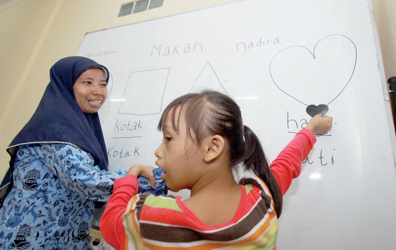 Seorang guru mengajarkan murid berkebutuhan khusus (disabilitas) di Tangerang, Banten. .