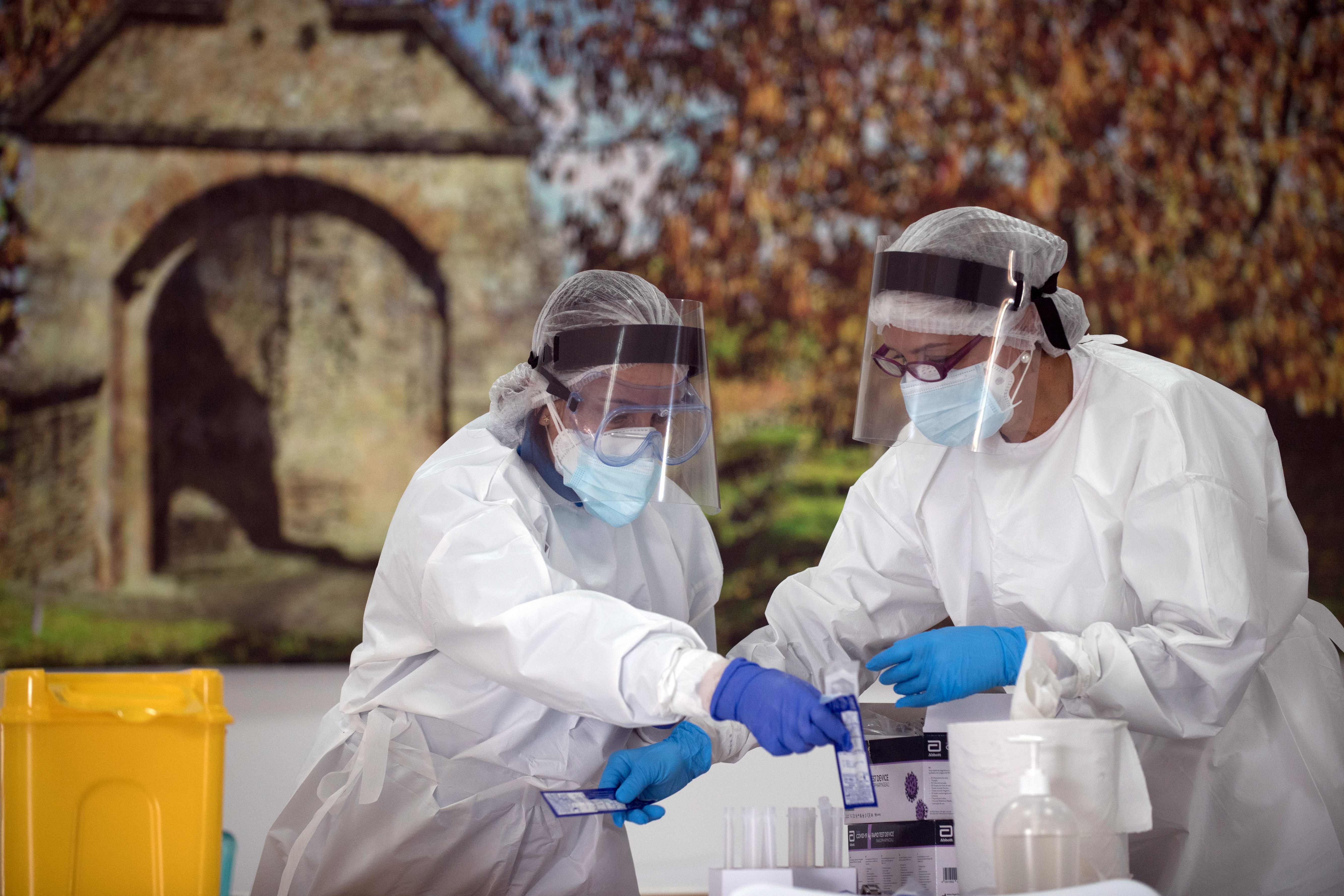 Tim medis menyimpan hasil tes PCR yang dilakukan di Ronda, Spanyol.