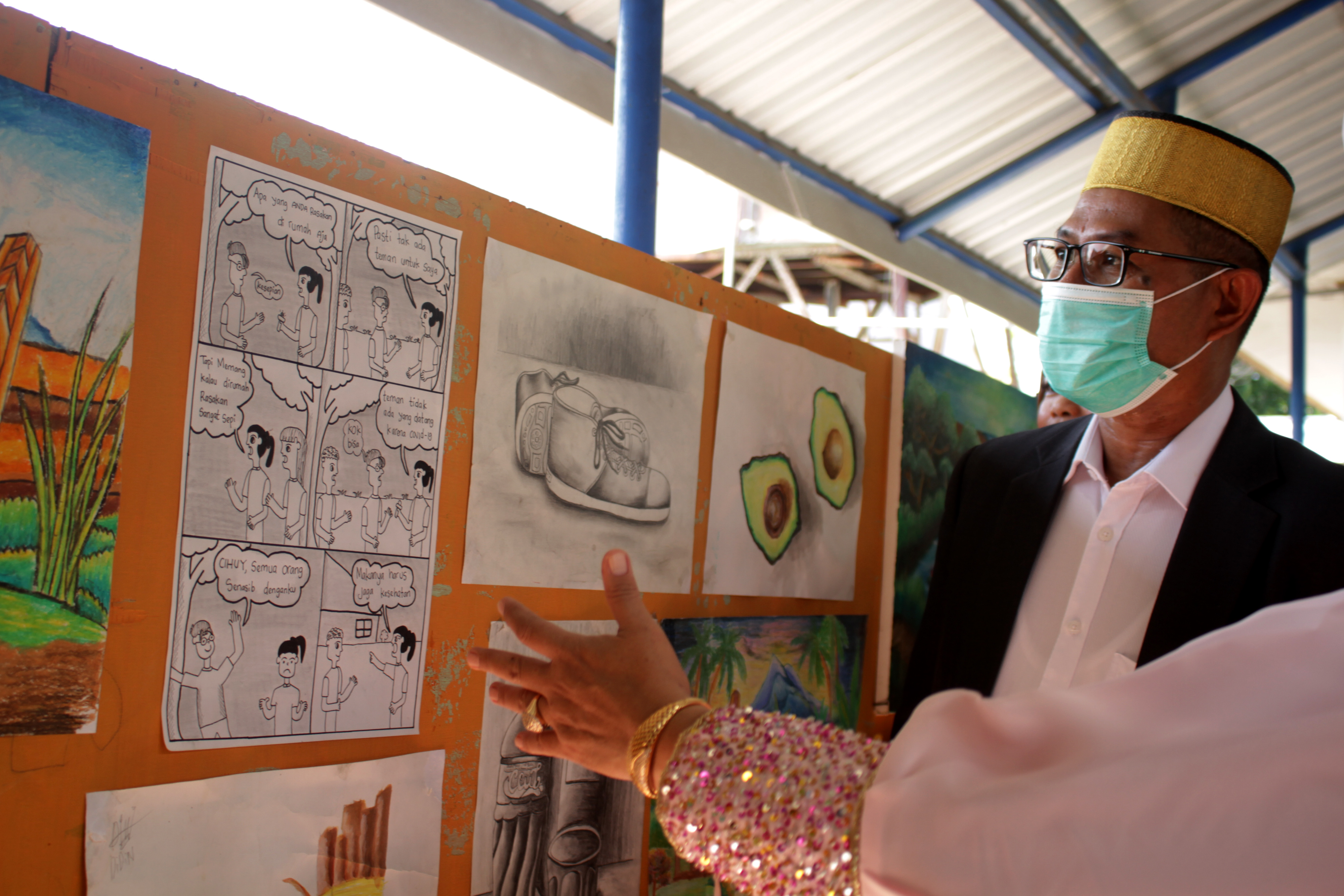 Ilustrasi. Lukisan  karya siswa Sekolah Luar Biasa (SLB) Negeri 1 Makassar yang dipamerkan di Makassar, Sulawesi Selatan, Senin (9/11).