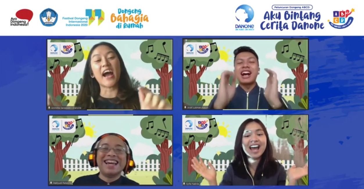 Para sukarelawan tengah berdongeng.