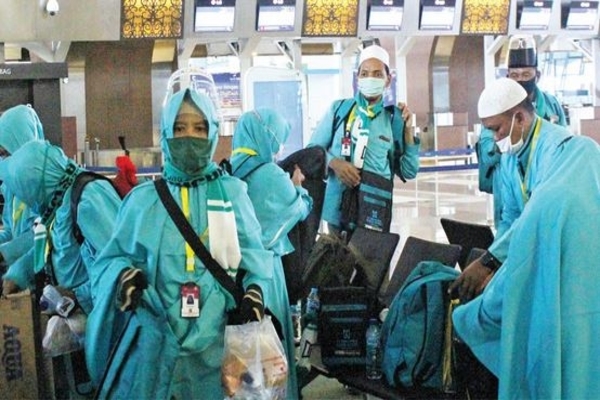 Calon jemaah umrah bersiap berangkat dari Terminal 3 Bandara Soekarno-Hatta, Tangerang, Banten, kemarin.